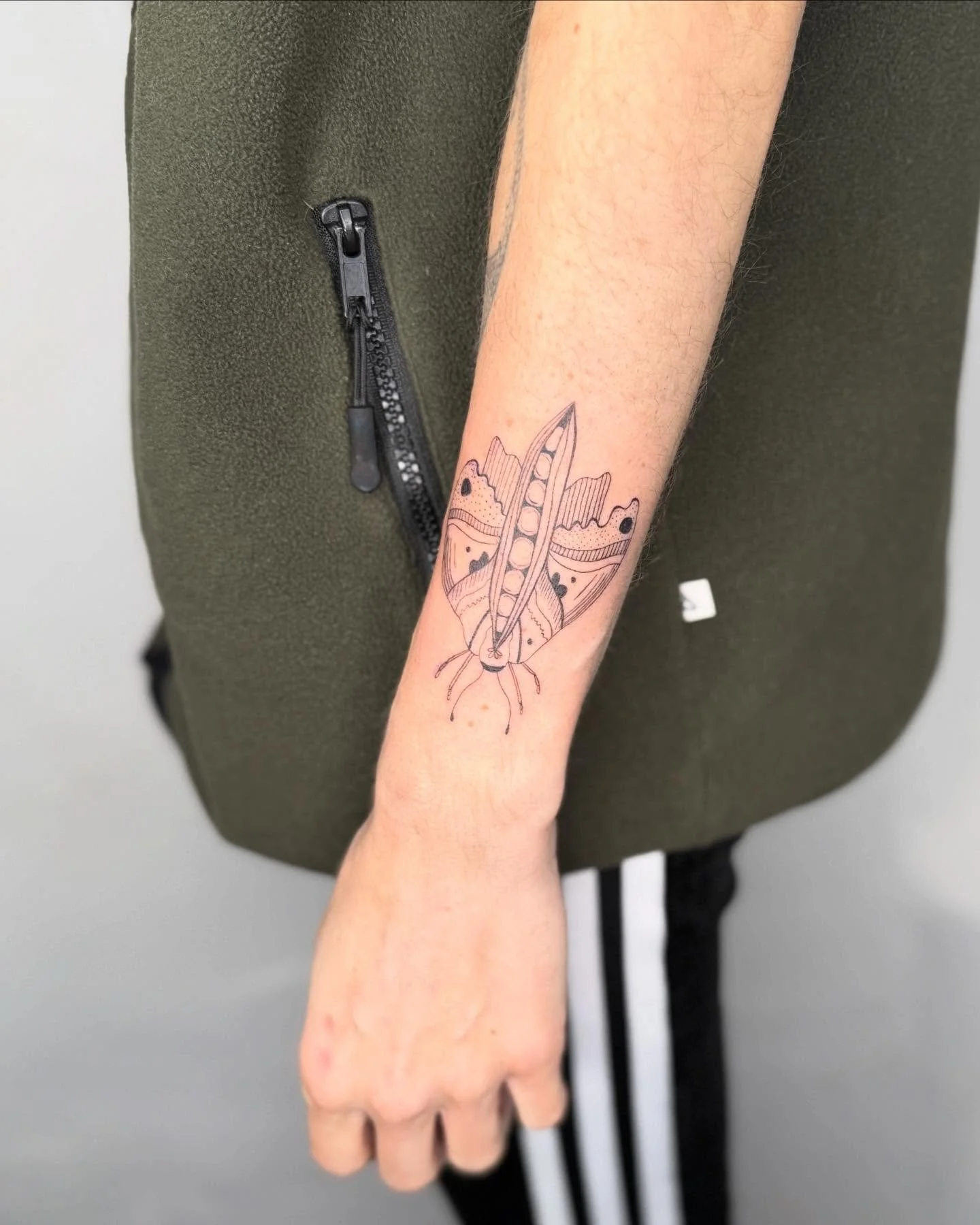 Today, I had the privilege of tattooing this wonderful pea butterfly from my flash. Thank you so much for choosing it. I would love to tattoo more of these veggie insects.

Swipe for the next available appointments! Booking open via email 💌 hello@fr