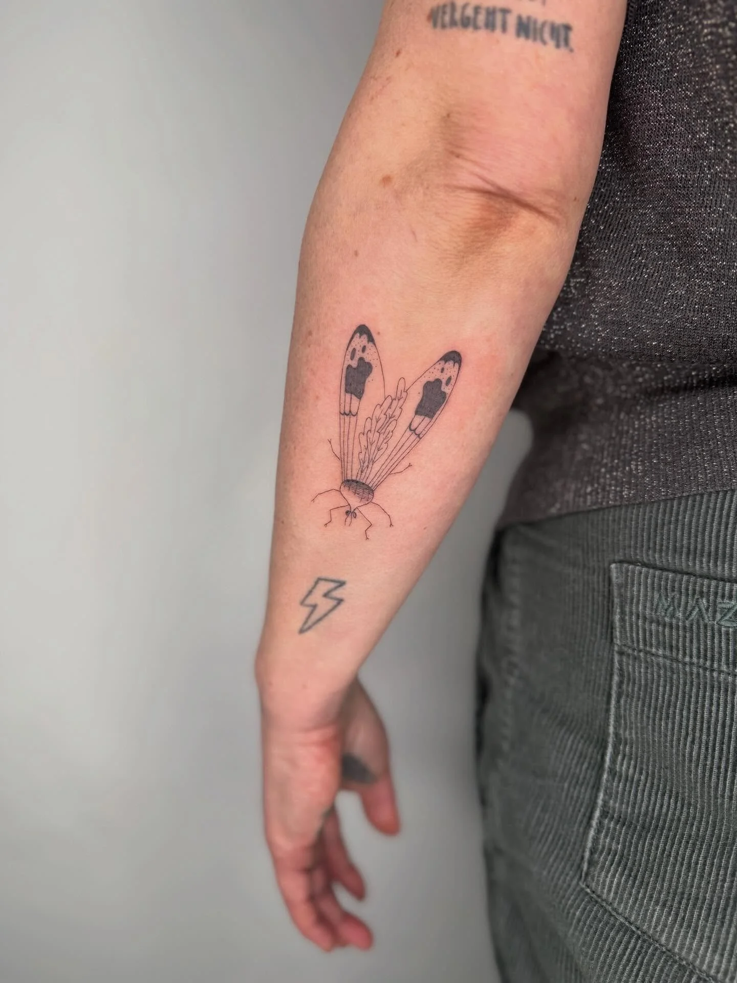 Hi, it&rsquo;s me, R&uuml;benfliege aka beet fly 🪰🥕🩷 

Thank you for choosing this cutie from my flash. Would love to ink more of them!

⫸ 
Booking info: If you want to get inked in the second quarter of 2026, please send me an email from Sunday, 