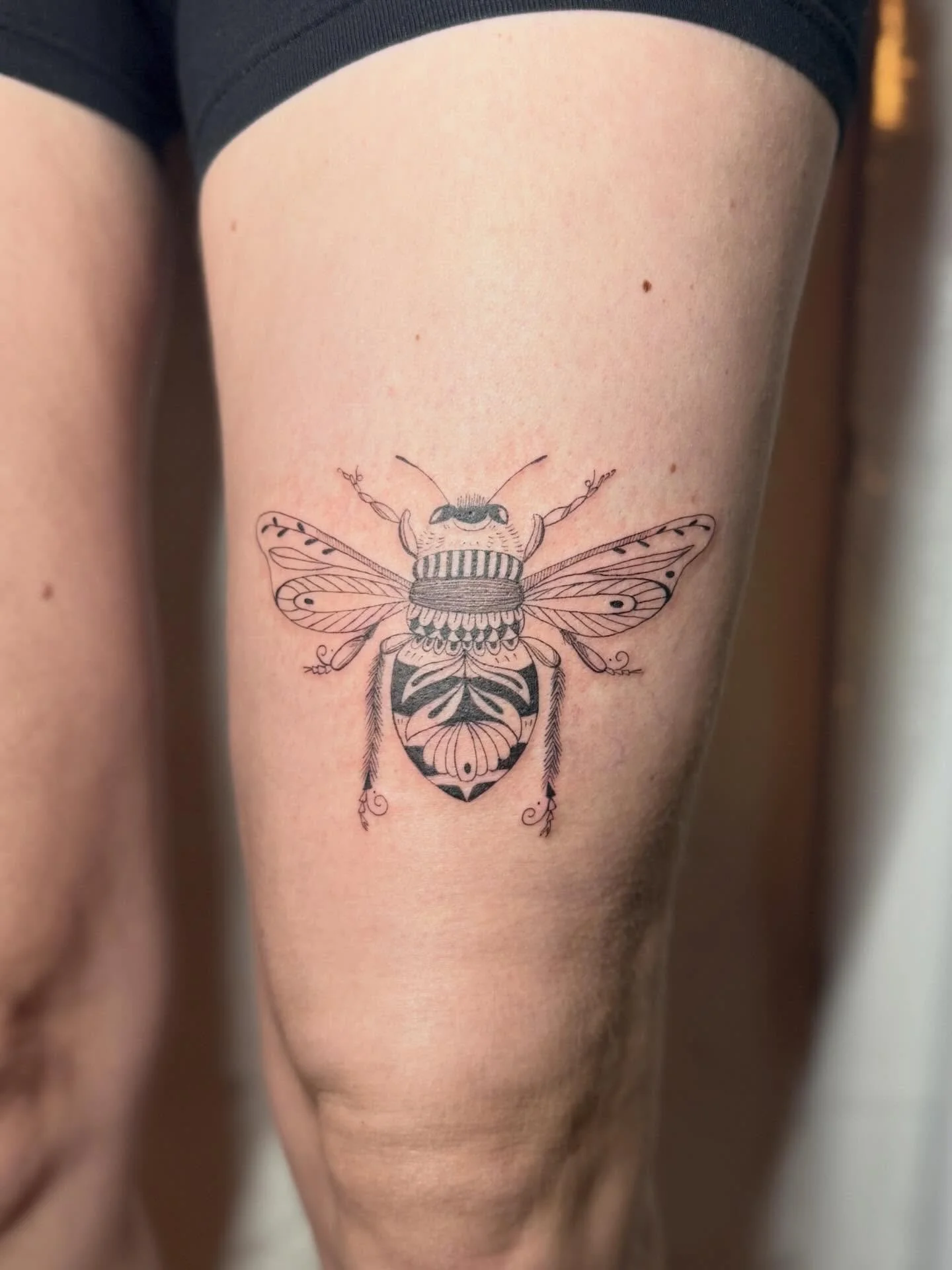 Who&rsquo;s ready for spring? 🌻🐝
Did this cute flowery bee during my Guestspot @urbanartmarket_ab 🩷 thank you for your trust!

⫸
Bookings for second quarter 2026 opening soon! 💌