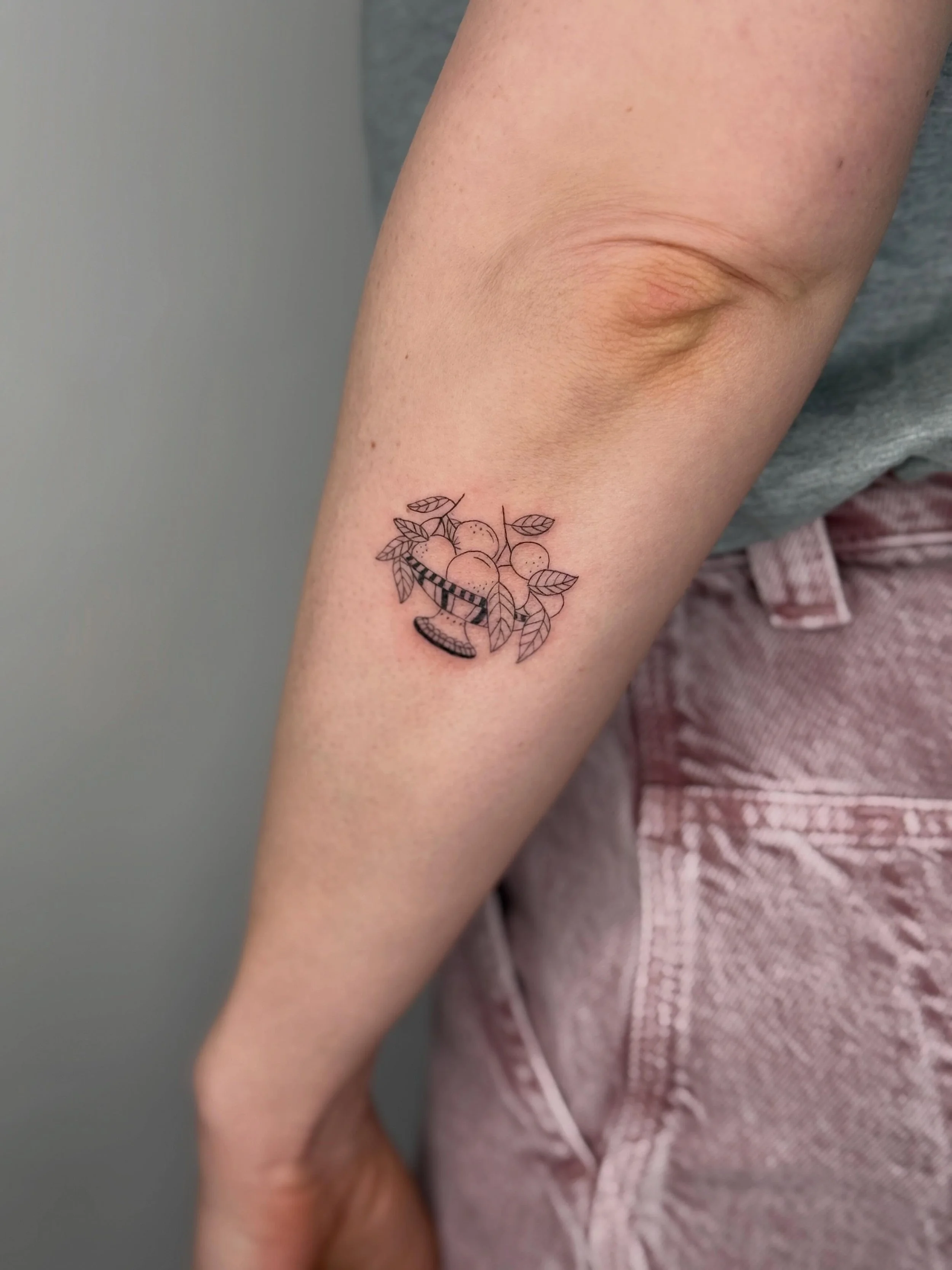 There&rsquo;s never too much citrus. Whether real or as a tattoo.

Thank you for choosing this one from my flash 💛already drew some new ones for you all🍊🍋🍊🍋🍊🍋

Swipe so see my last available spots in June 💌 bookings are open via email hello@f