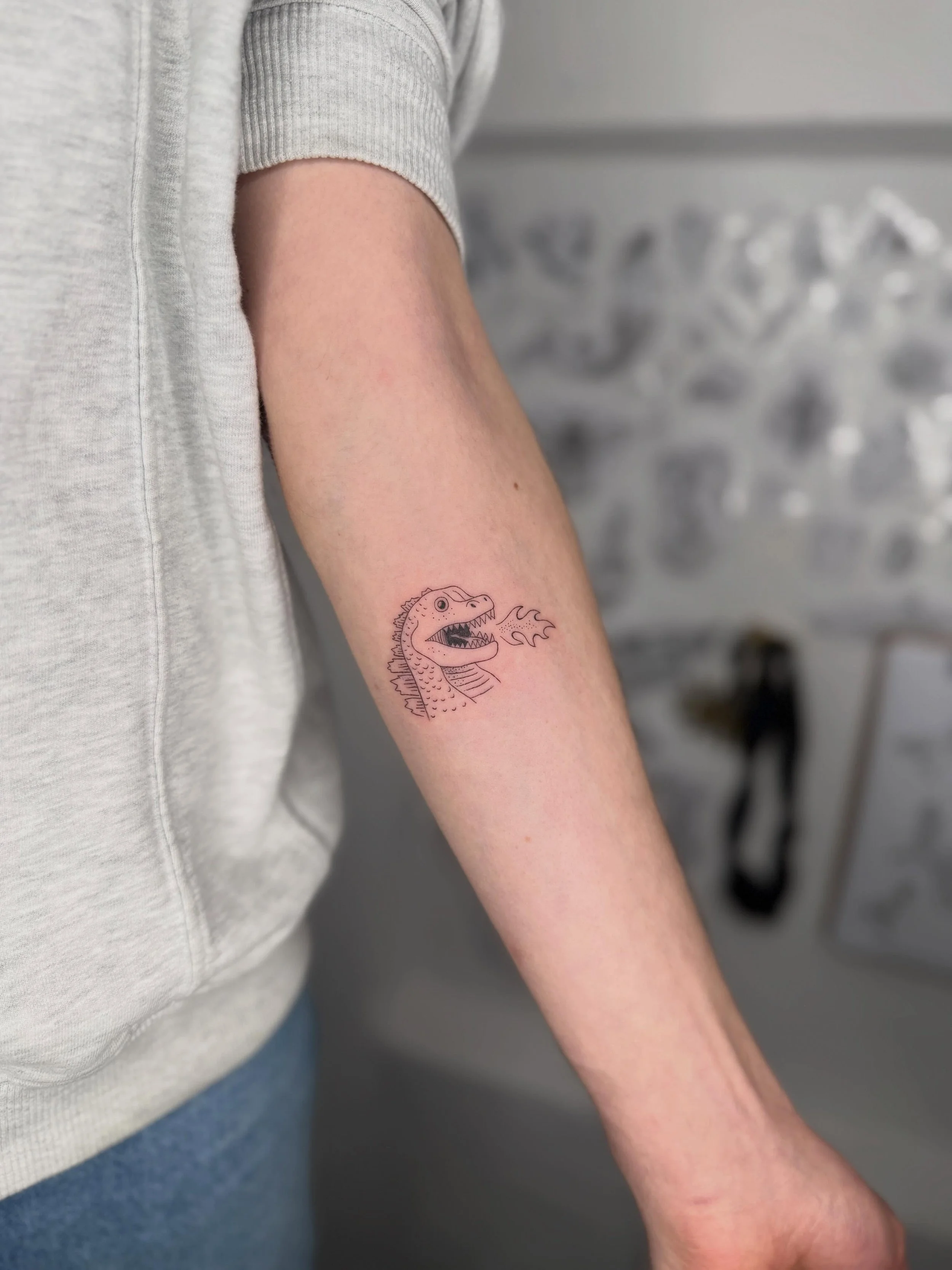 It&rsquo;s getting hot! 🌡️🔥🦖

I did this cute Godzilla tattoo a while back&hellip; totally forgot to post it. But I guess the weather is perfect now for a hot guy like him 😮&zwj;💨

Psssst: Bookings for the third quarter in hamburg are opening so