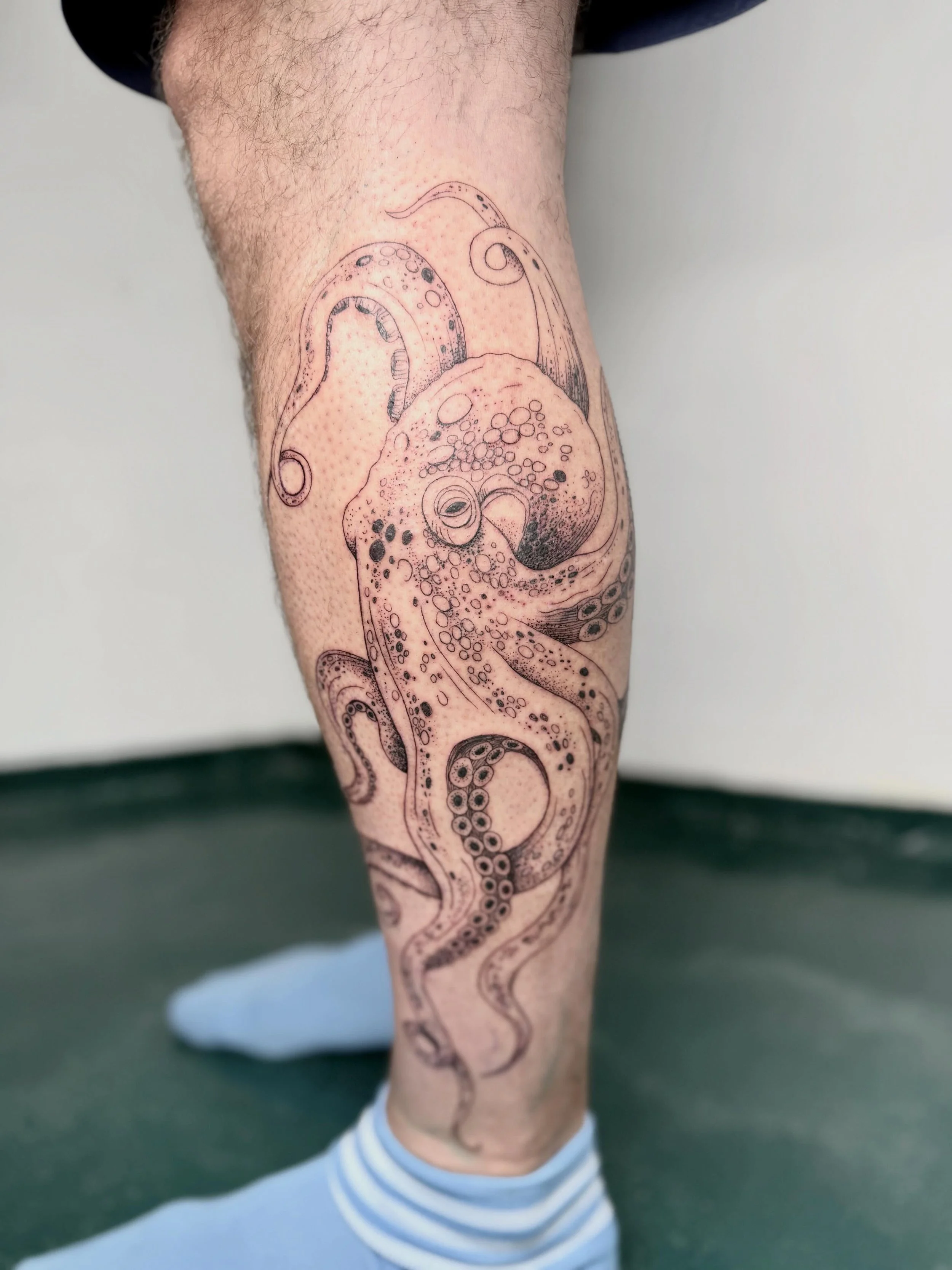 Swipe to see how two great ocean friends found each other 🪼🐙🩵 last slide is healed 😌

Thank you so much for your trust! 

If you want to get inked, I&rsquo;m doing a little Guestspot tour in summer: 
LEIPZIG | 14.-15.07.
K&Ouml;LN | 17. - 19.07.
