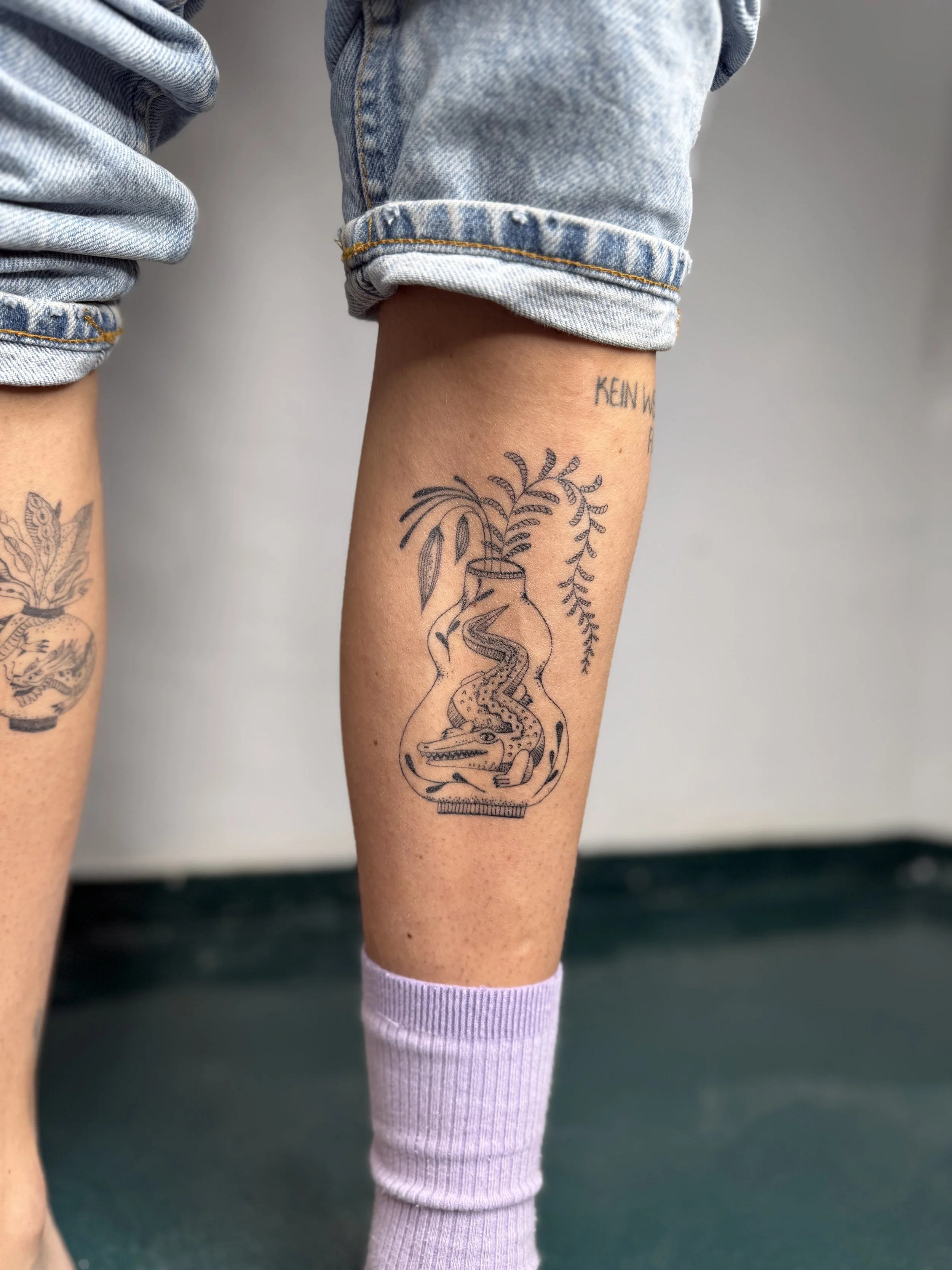 FrauInes_Tattoo_CrocoVase-healed.jpg