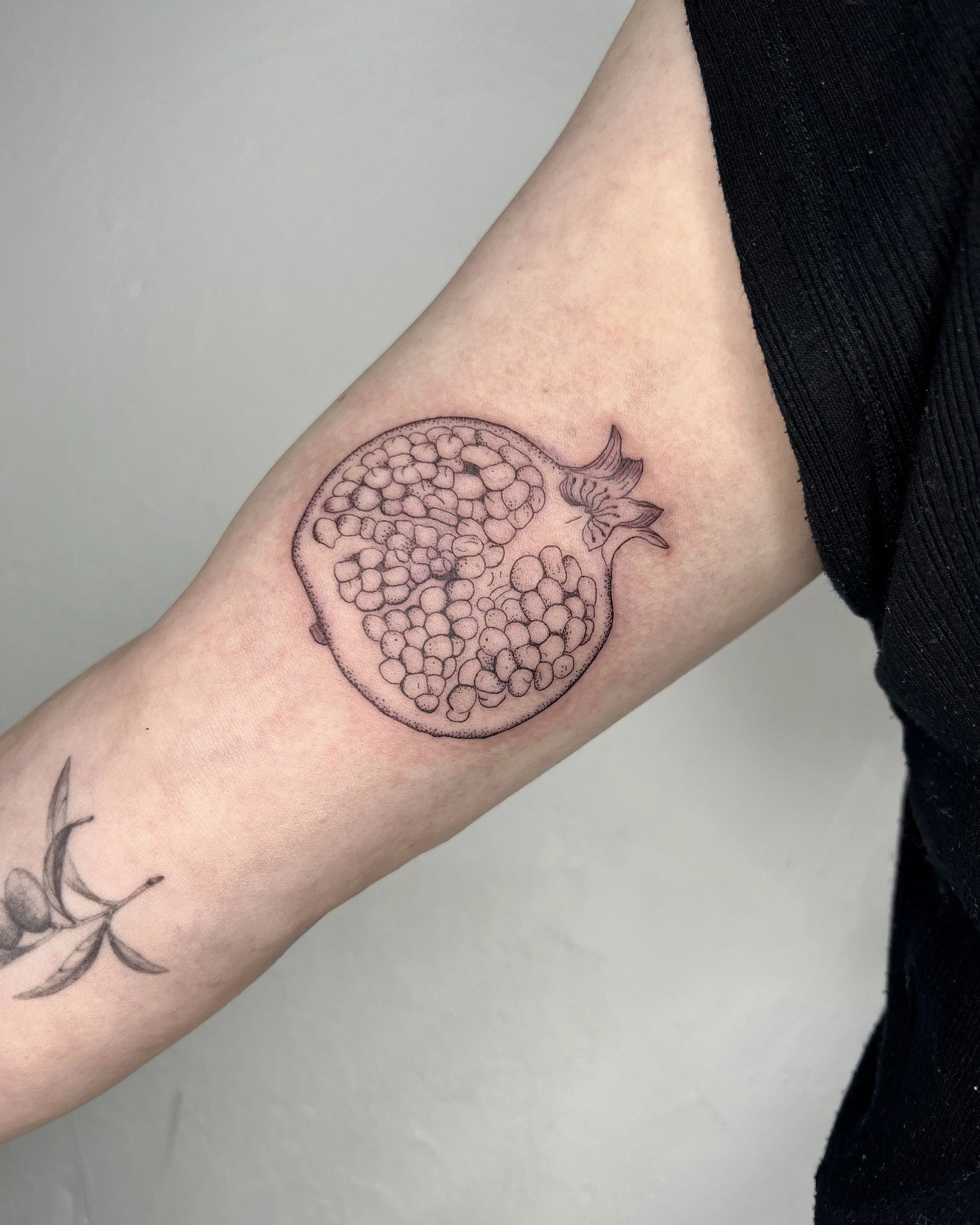 FrauInes_Tattoo_Granatapfel.jpg