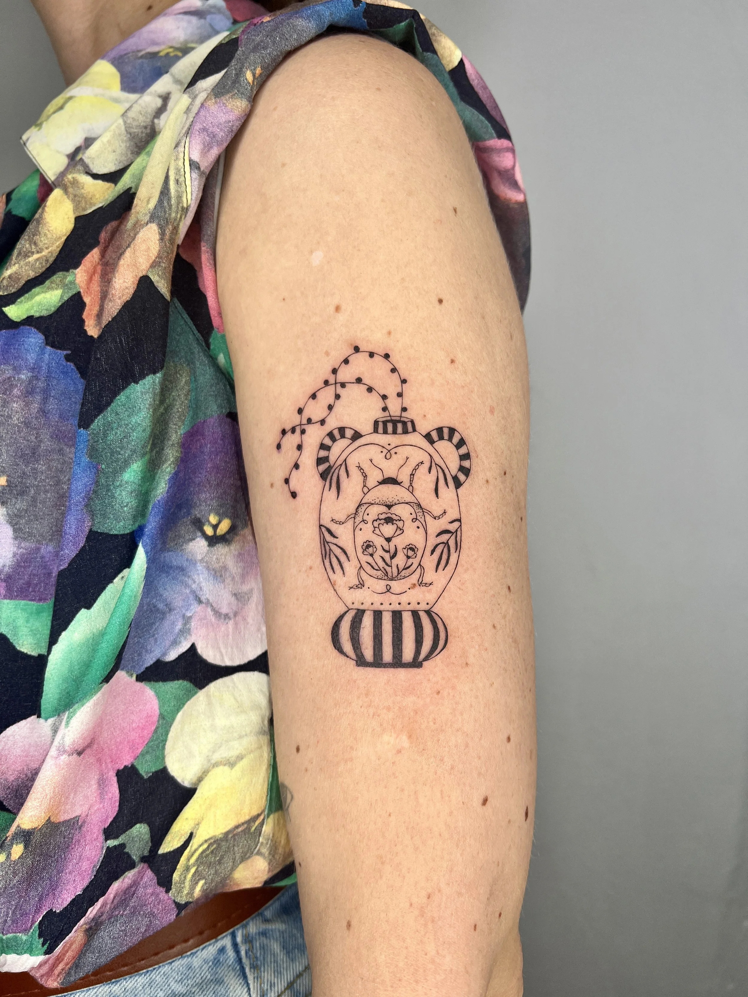 FrauInes_Tattoo_KaeferVase.jpg