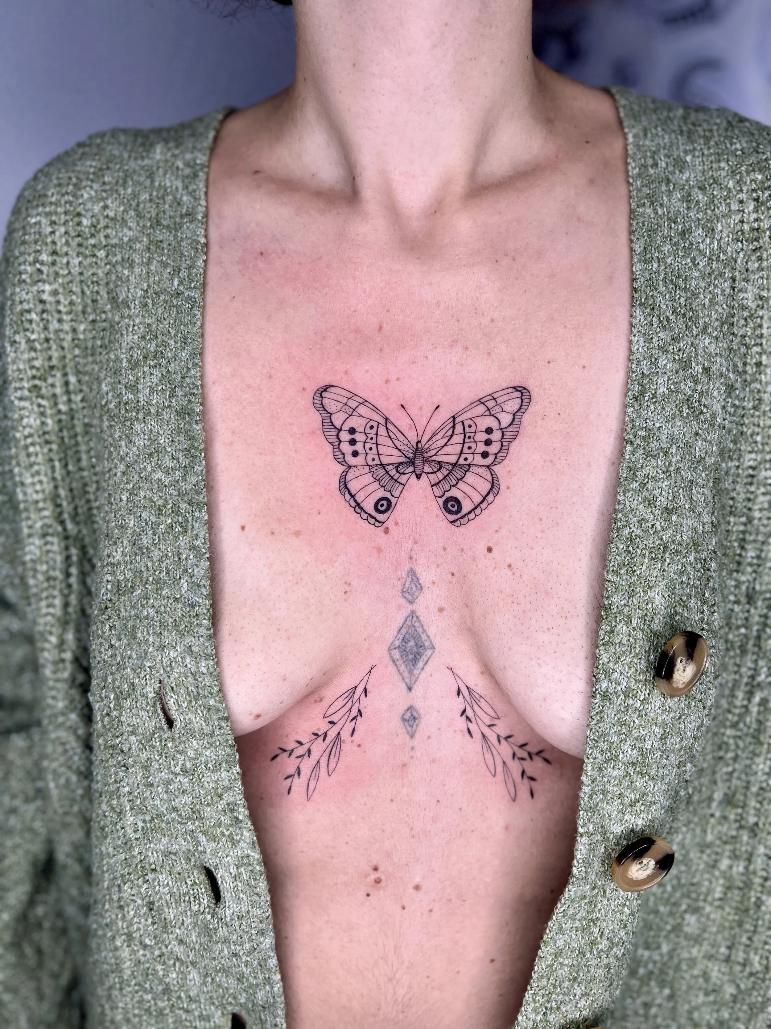 FrauInes_Tattoo_SchmetterlingDekollete.jpg