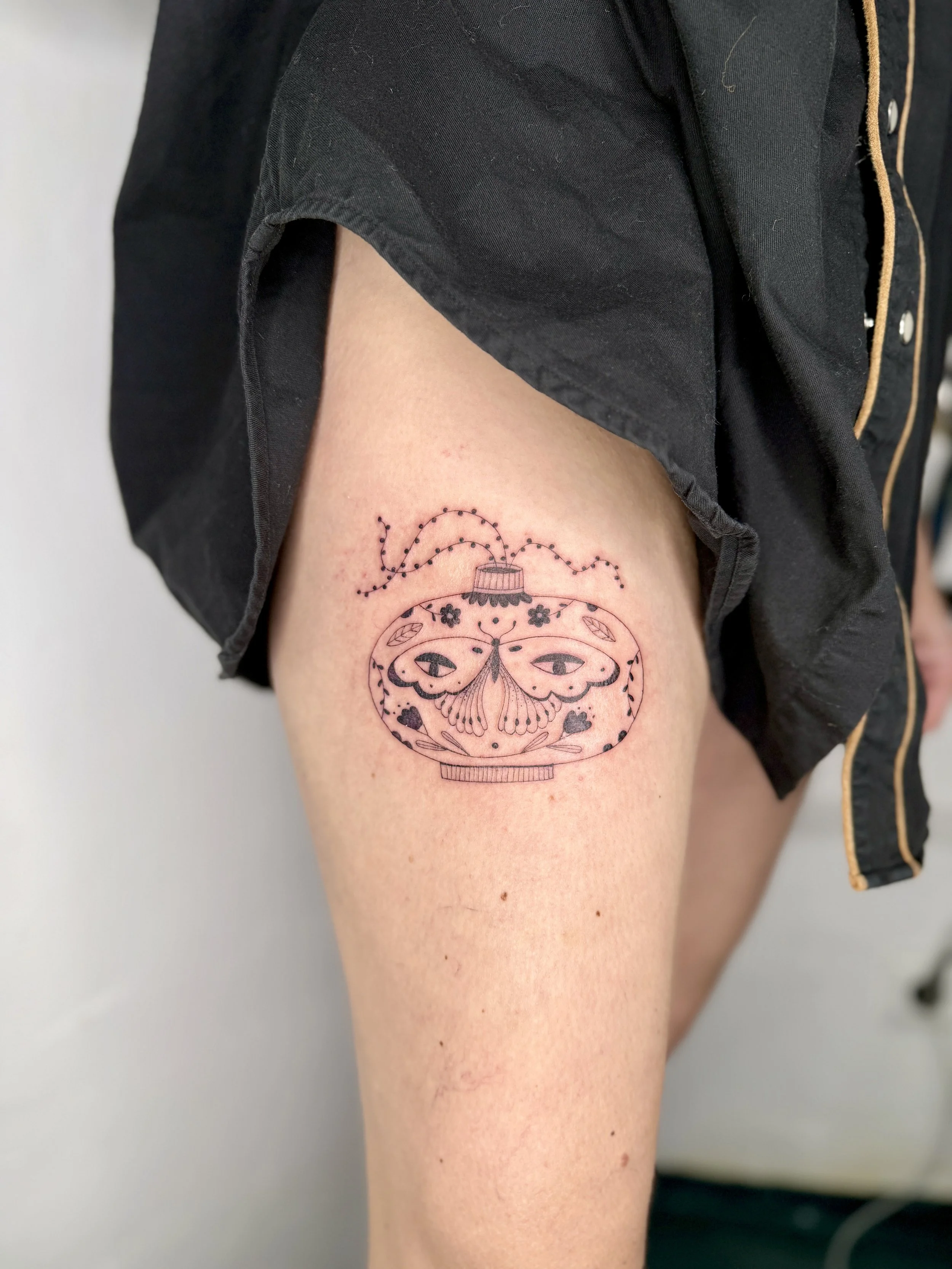 FrauInes_Tattoo_Vase-Schmetterling.jpg
