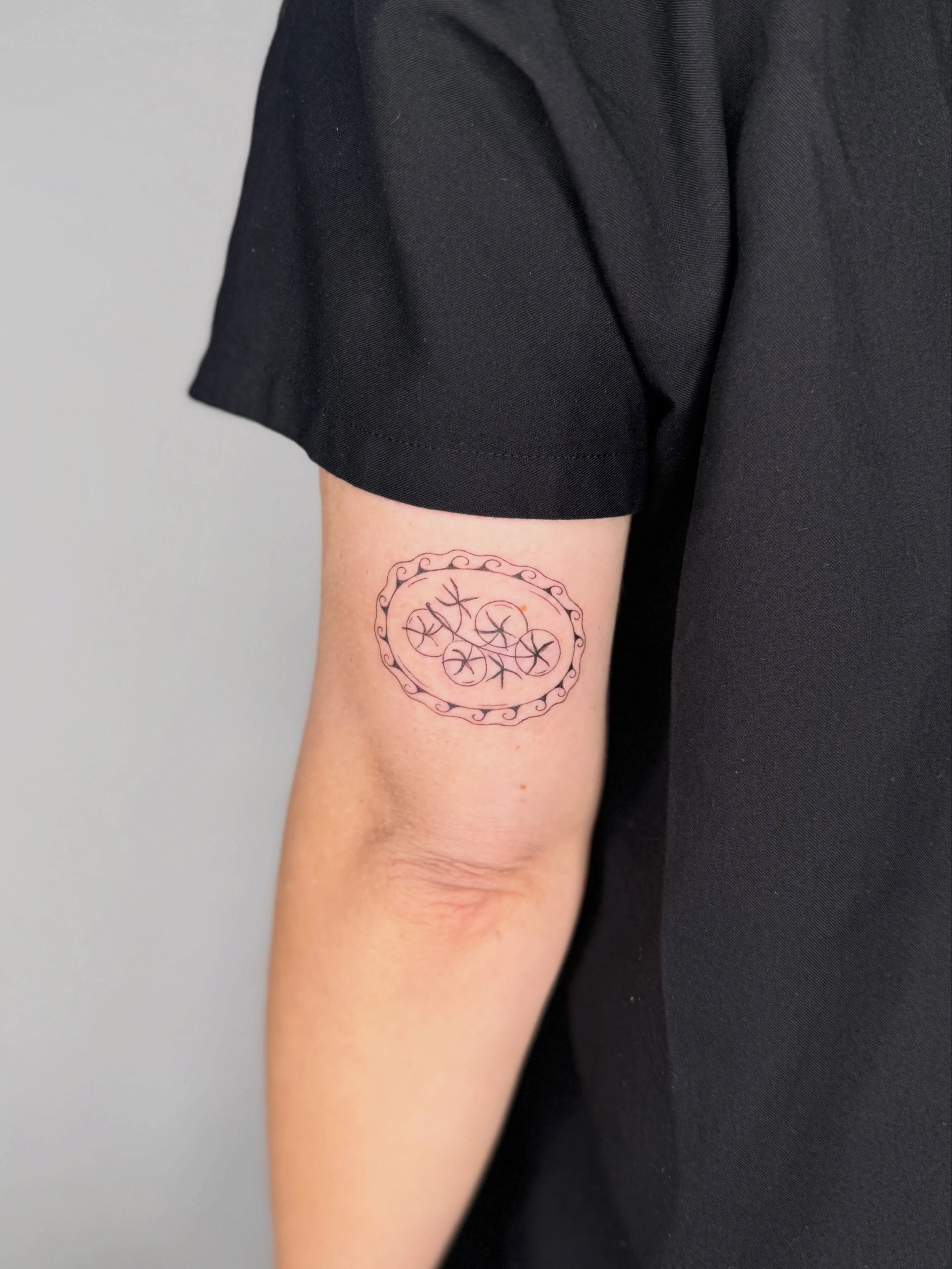 It&rsquo;s a tomato love story 🍅🍅🍅
I&rsquo;m always happy to customize one of my flash designs 😌 just ask! 

⫸ 
Booking info: If you want to get inked in August or September 2026, please send me an email. My bookings are open! 💌 hello@frau-ines.