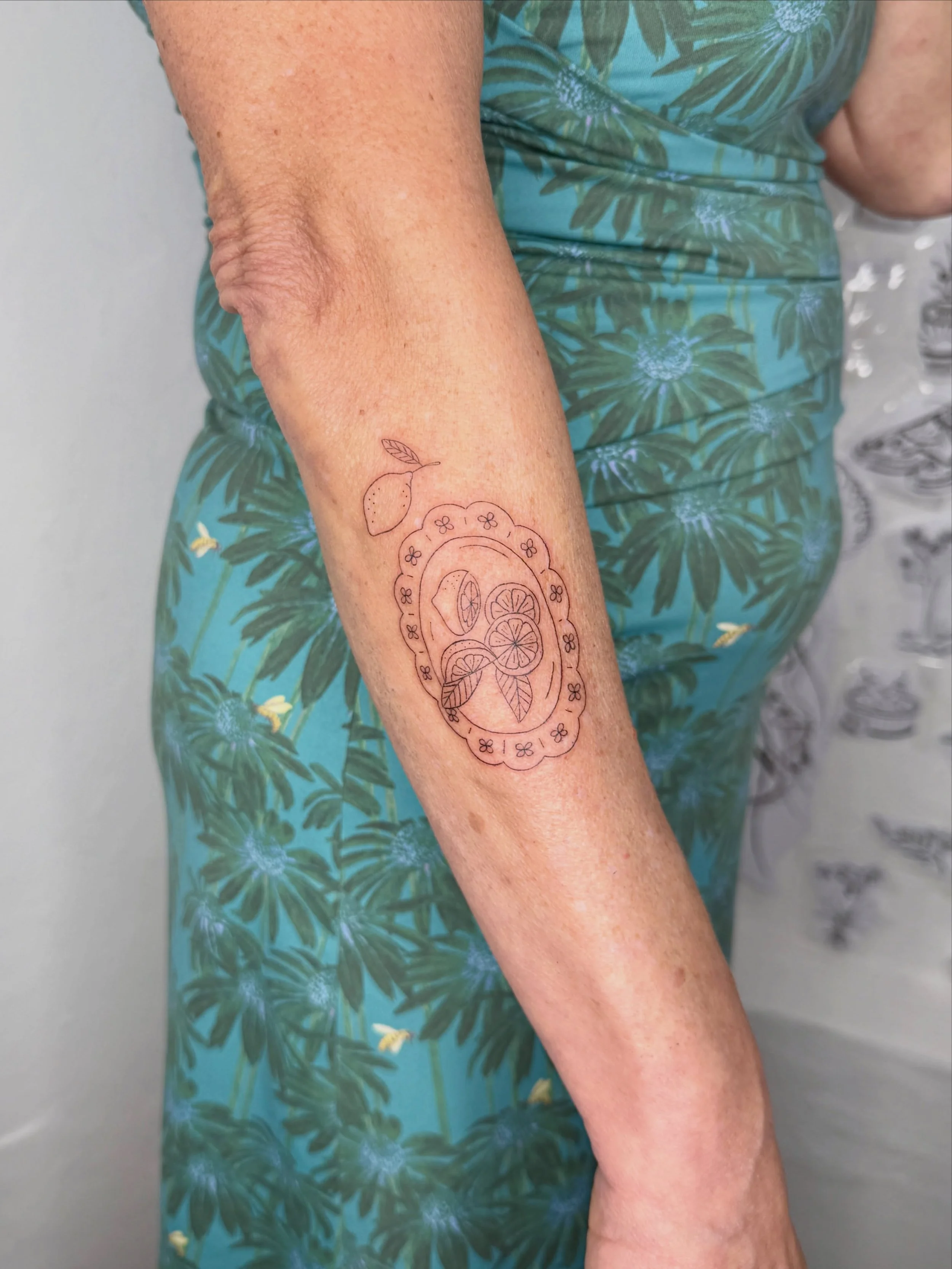 Thank you so much for choosing this Wannado!
🍋🍋🍋
Btw: Making minor adjustments to Flash designs is no problem. For example, in this case, the customer asked for an extra lemon and an oval plate instead of a round one. 

Check my highlights, for al