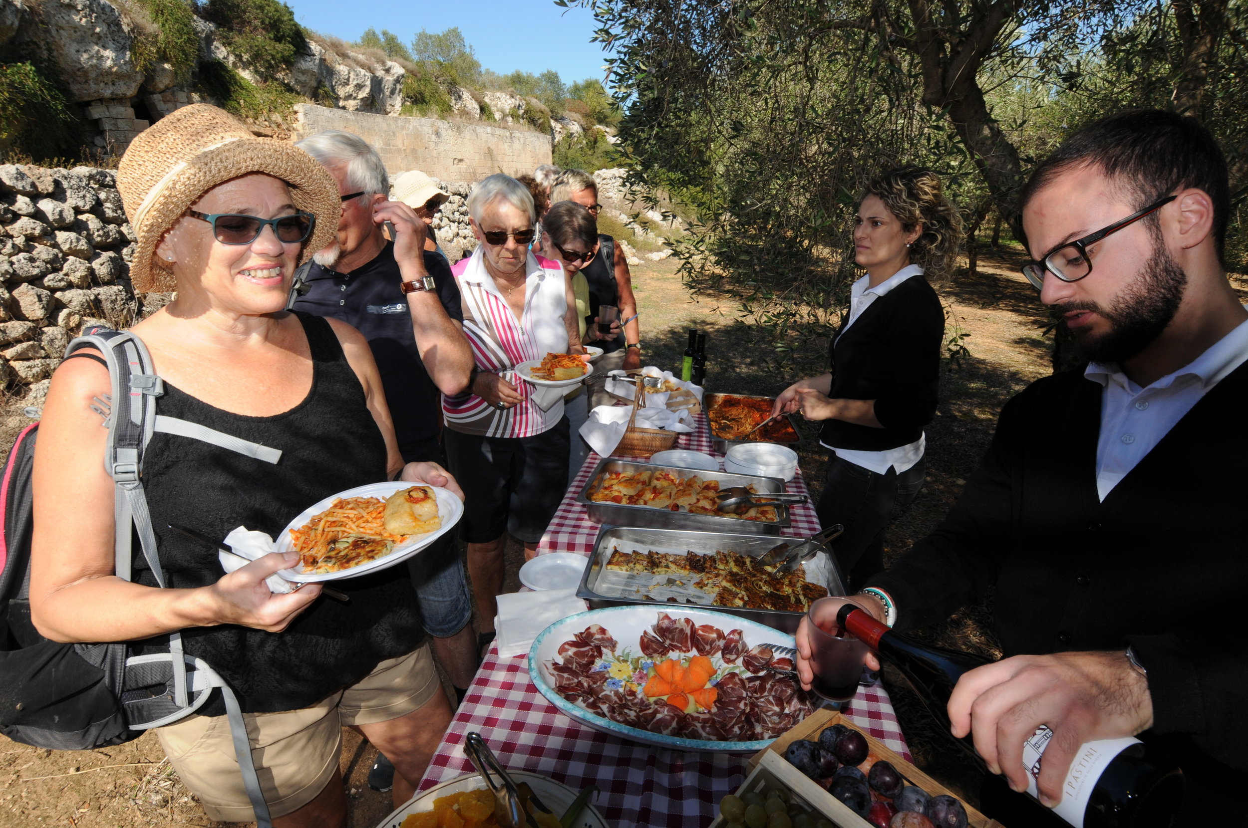 Lunsj i olivenlunden Masseria Salamina Foto Kjell Helle-Olsen (4).JPG