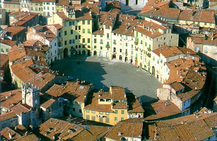 Lucca_Anphitheatre Square.jpg