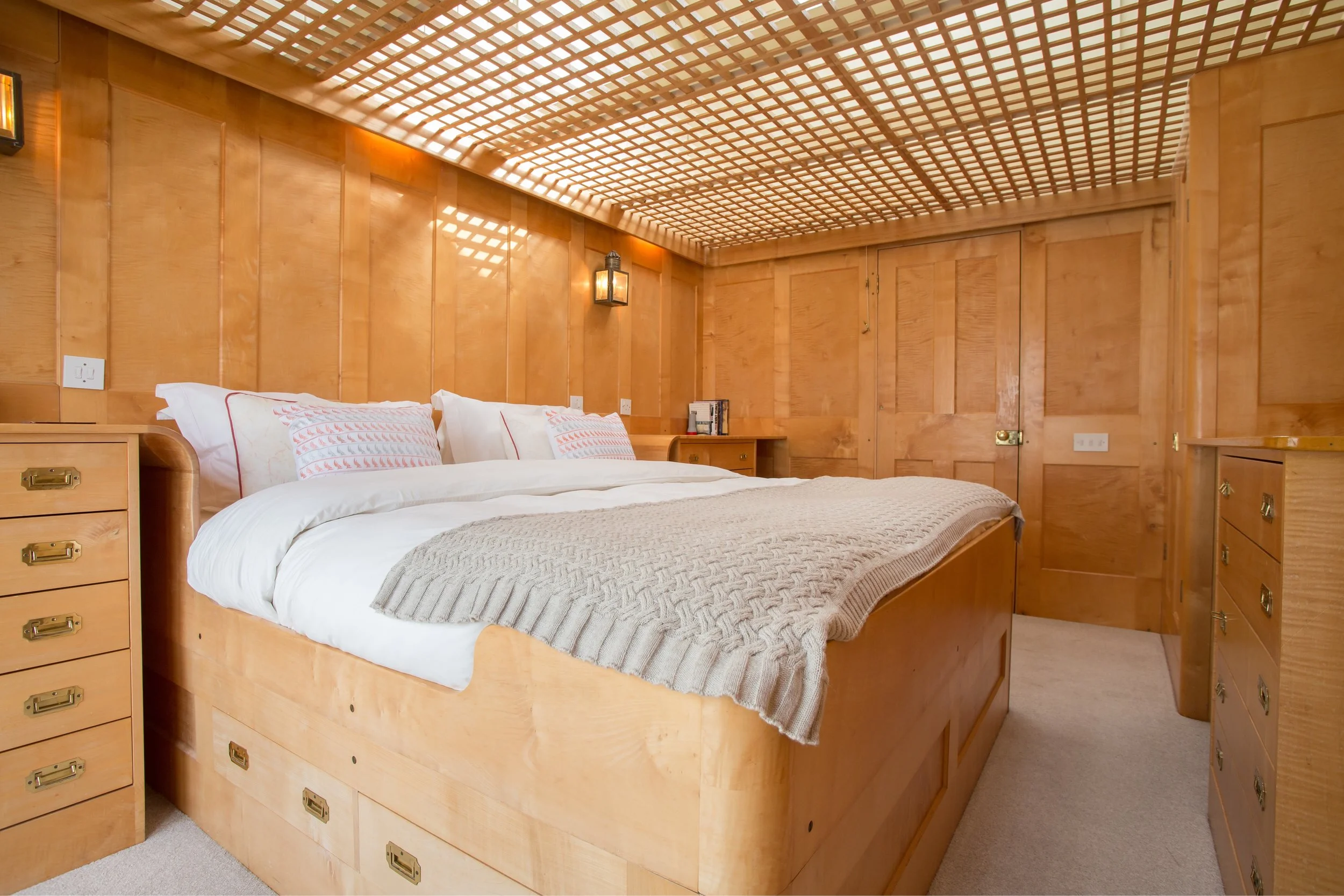 7908449-interior03_flipped.jpg