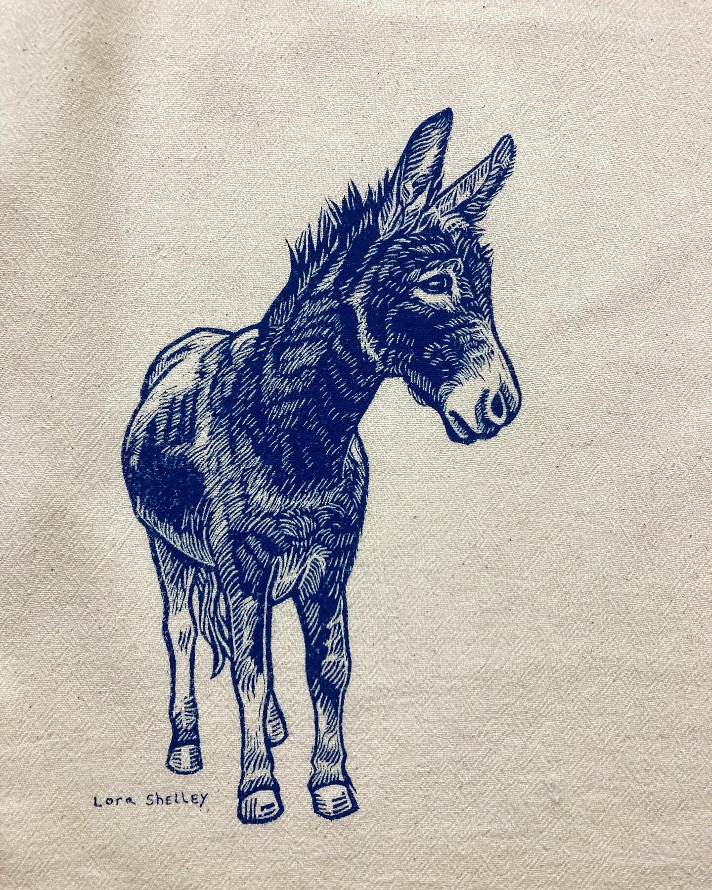 New design for tea towels! 
Thank You @phoeniciasoap for requesting this design. 

#silkscreen
#screenprinting 
#blueink 
#donkey 
#teatowel 
#teatowels 
#linocut
#donkeylove