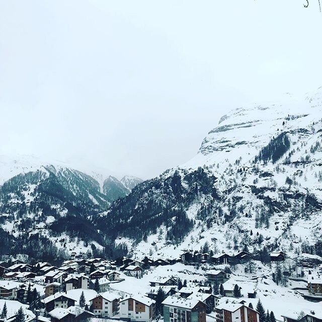 Even mountains need a day off sometimes! #DJ #djlife #AlexFrostDJ #djresidency #Alps #Switzerland #Schweiz #Suisse #matterhorn #matterhorn&rsquo;sdayoff #mattherhornhide&amp;seek #djdayoff