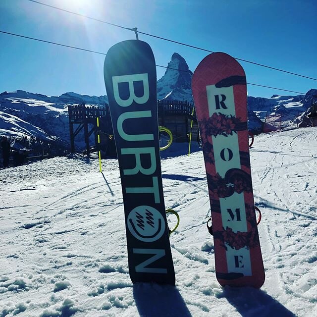 Thanks @subvertmcr for sorting out @pure_paloma and me with our sweet boards and bindings! #burtonsnowboards #romesnowboards #subvermcr #snowboardin #djsdayoff #zermatt #sunnegga #matterhorn #switzerland #suisse #schweiz @missyzzybella
