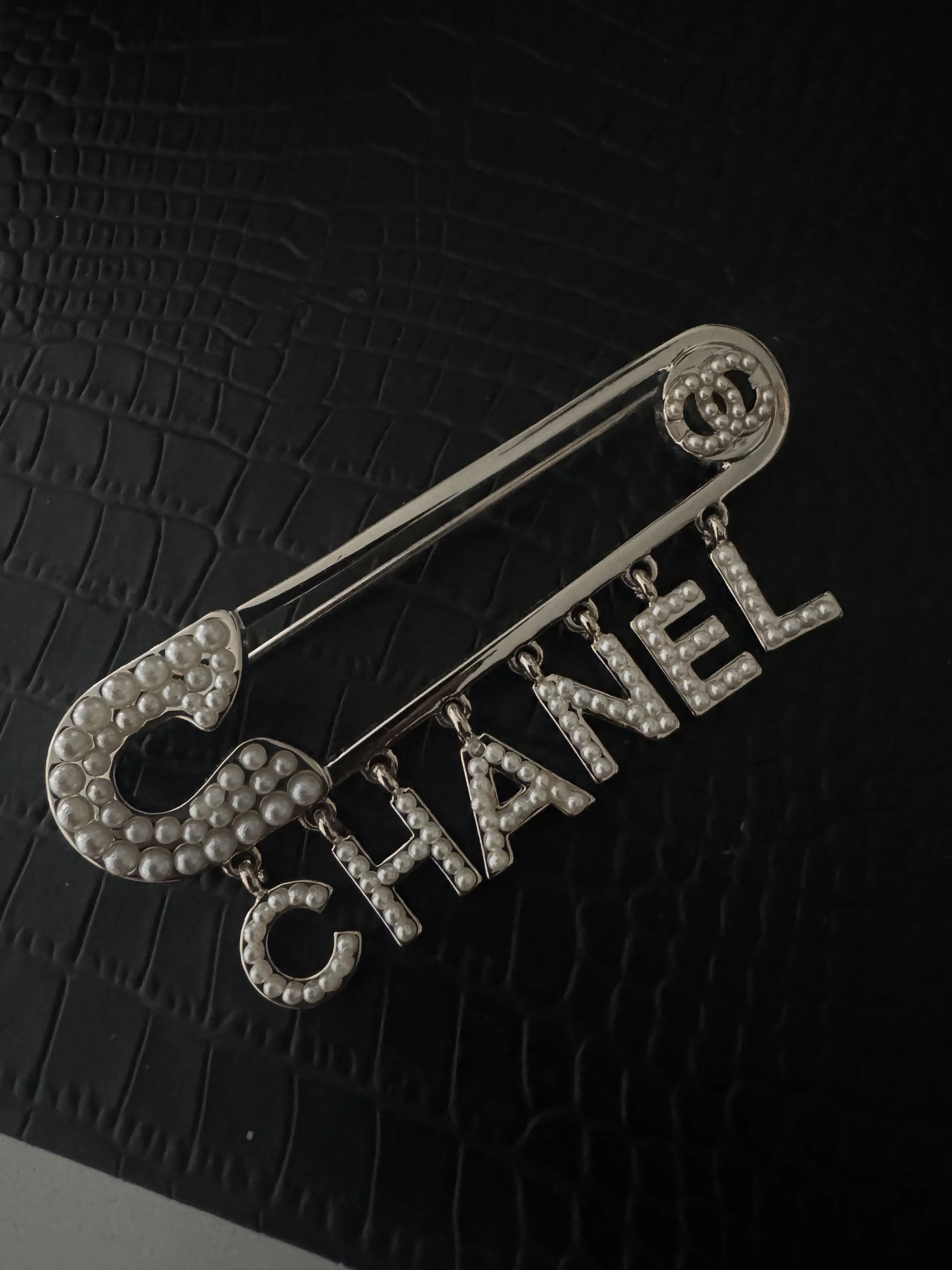 CHANEL Pearl Safety Pin Brooch (Autumn 2018)