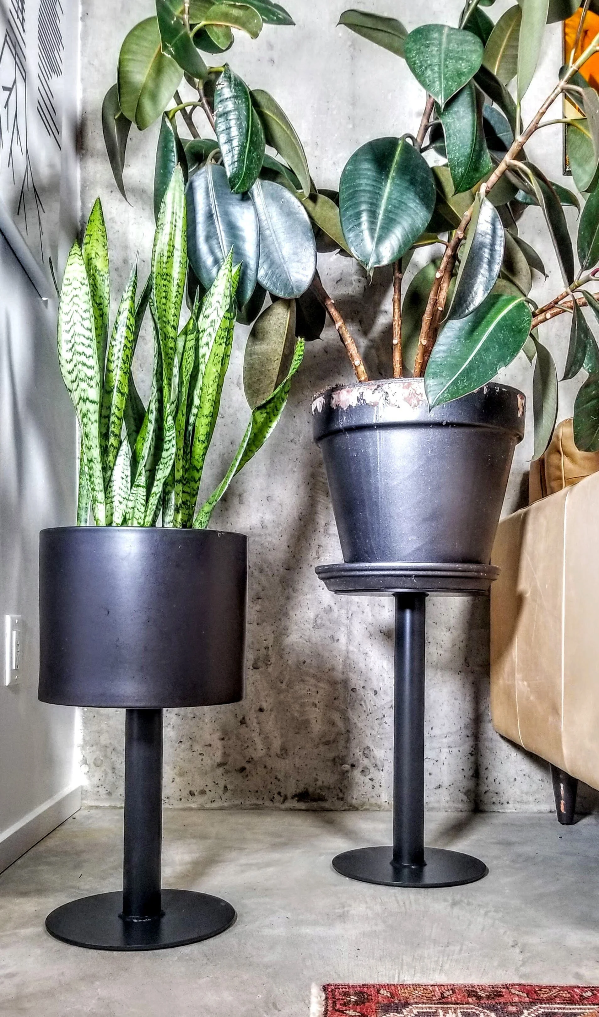 BLACK PLANT STAND