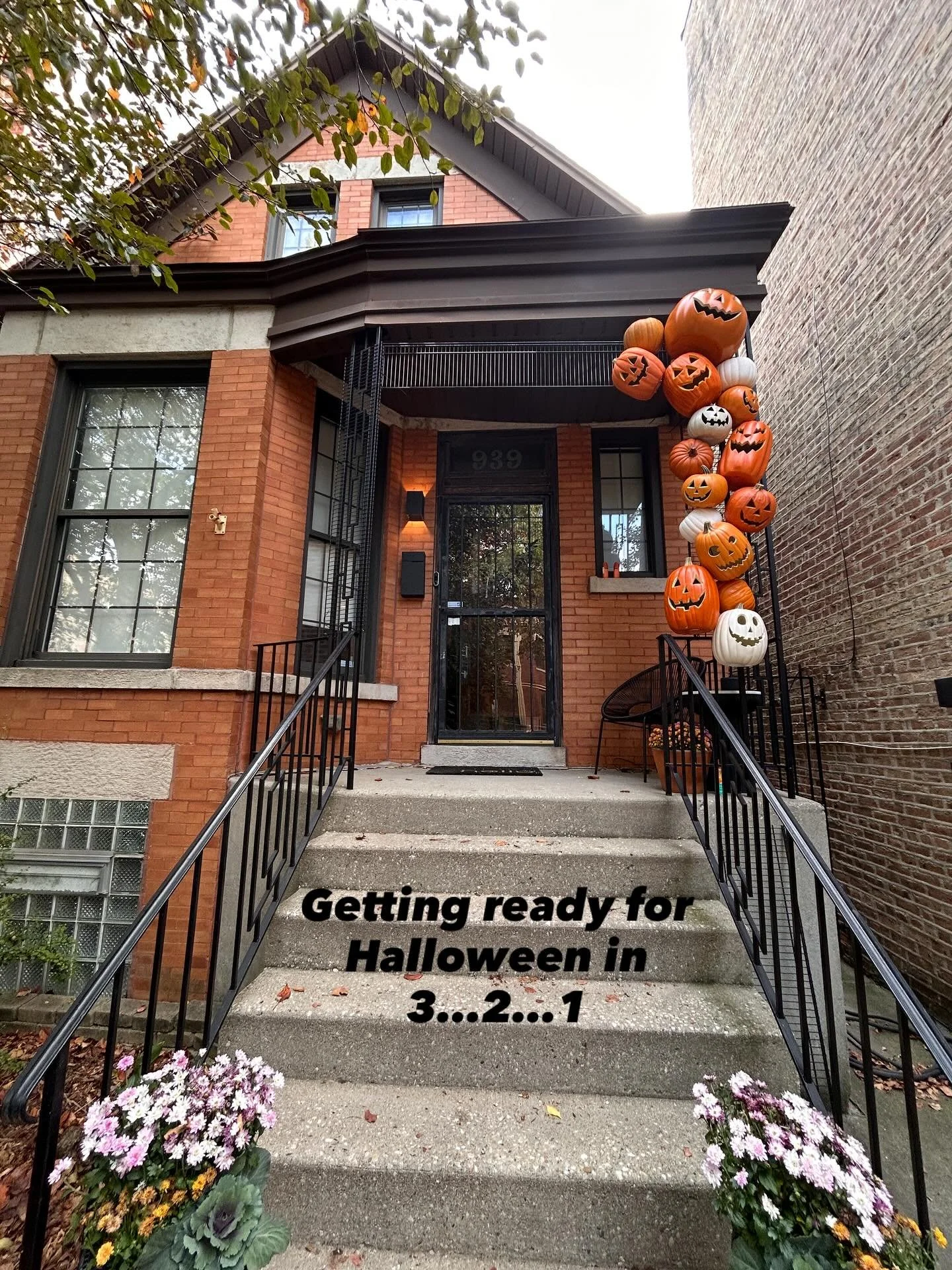Finally was able to get the front of the house decorated for Halloween!