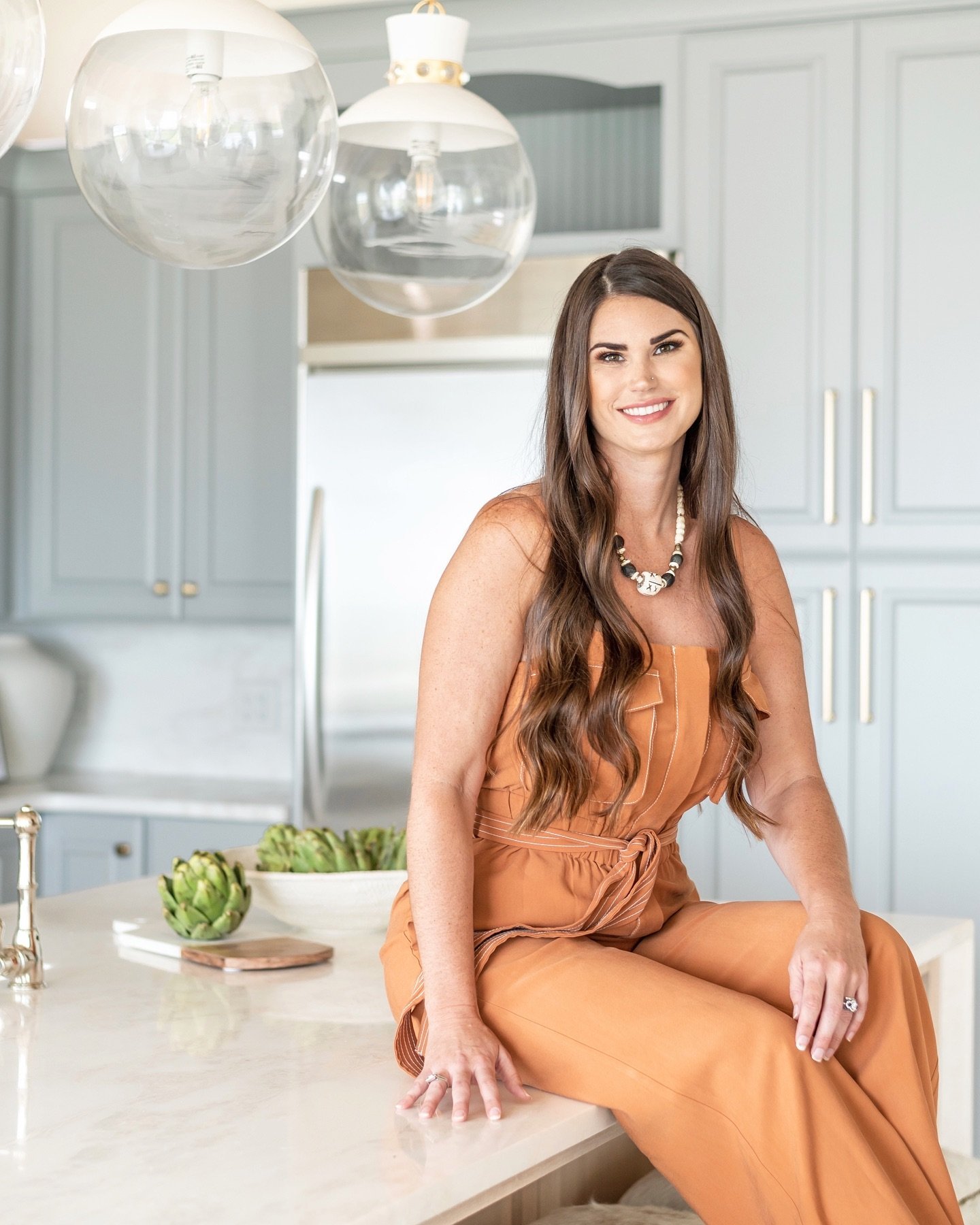 Apr&egrave;s Sun Interiors delivers designs from concept to completion ranging from large scale residences to extensive remodels and elegant vacation homes! ✨

Amy describes her design style as &ldquo;natural coastal elegance&rdquo; - light filled ro