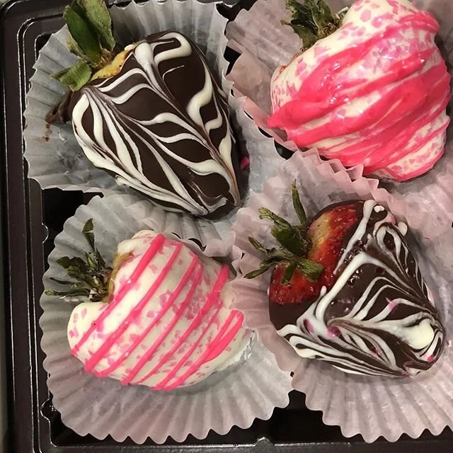 Say I love 💕 you this Mother&rsquo;s Day with Chocolate Decorated Strawberries and your selection of other Greek pastries! Send message to personalize your tray! #ambrosiasgreekpastries#chicolatecoveredstrawberries#mothersday#newalbanyoh#gahannaoh#c