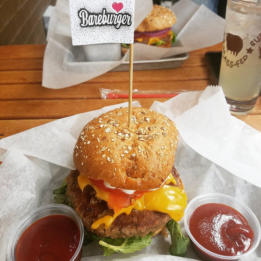 Grateful for outdoor dining, to get out of the house every now and then! #plateuppendown #foodblog #foodblogger #tasty #instafood #eatingfortheinsta #foodporn #delish #blackfoodbloggers #bareburger #impossibleburger #veganfood #vegan #brooklynfoodie 