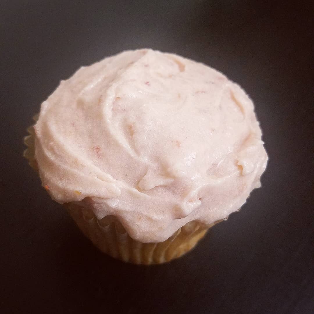 Last night I made homemade vanilla cupcakes with strawberry frosting. All vegan and all delicious 😍 #eatingfortheinsta #foodporn #foodblogger #tasty #instafood #veganbaking #vegancupcakes #vegancupcake #veganvanillacupcakes #plateuppendown #stressba