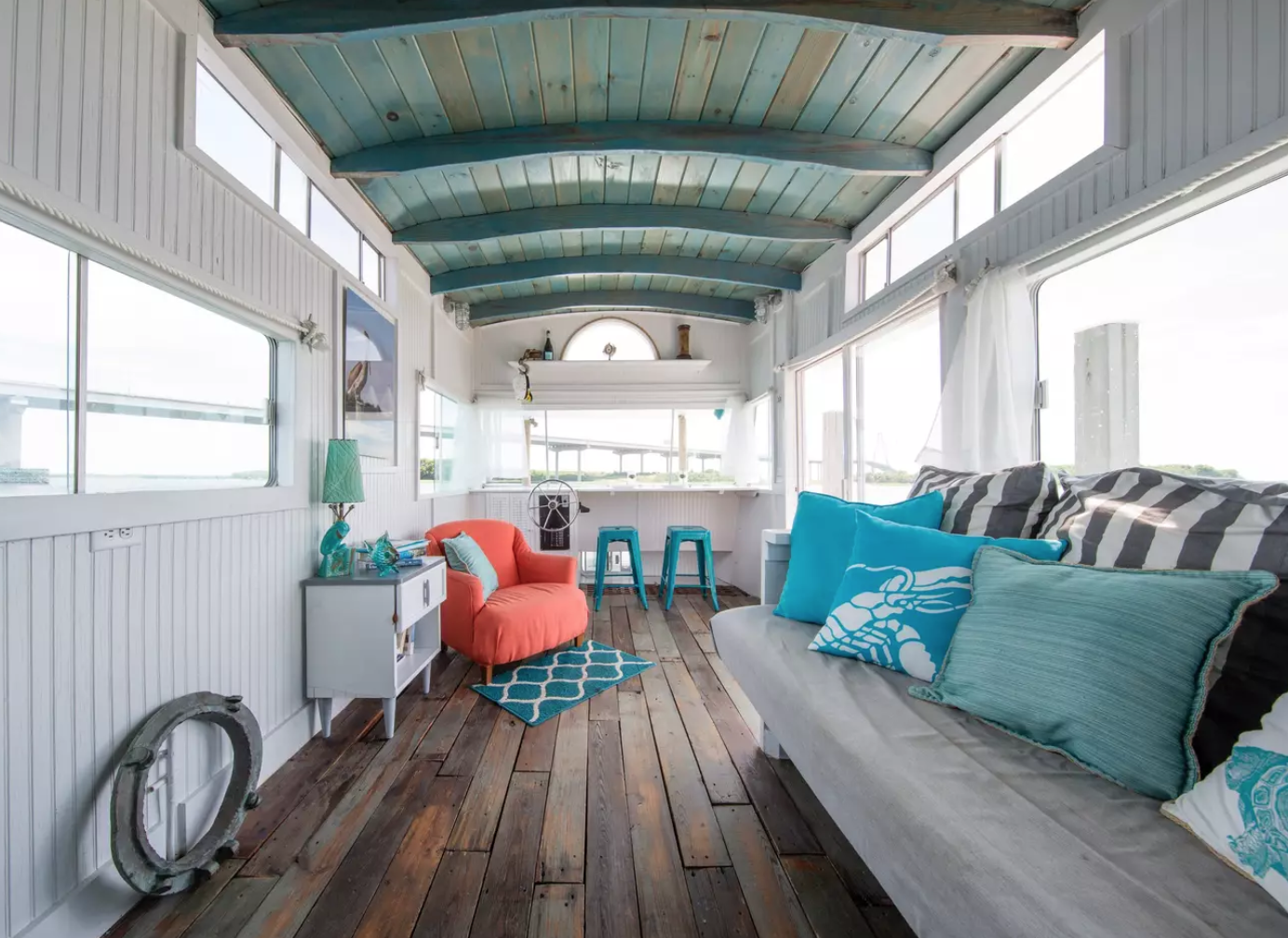 Y'all. Is this not the cutest house boat ?! 