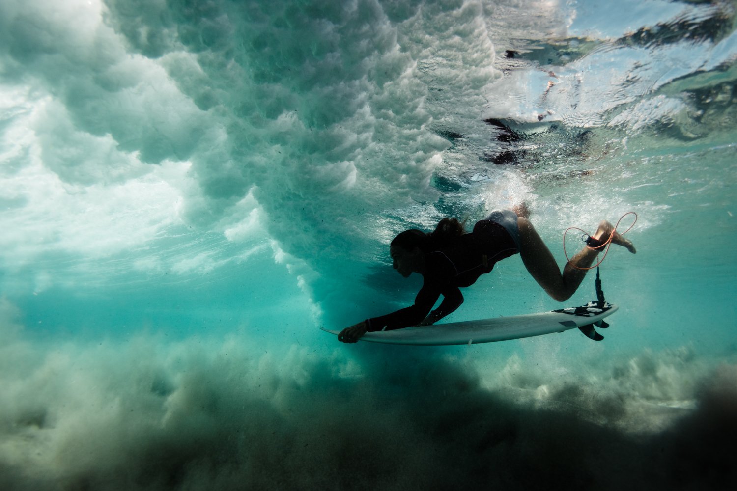 surf underwater corse corsica sea mediterranean island france french photographer photographe ajaccio Krista Espino Capo di feno wave femme woman fine art photography sous l'eau marine lamer la mer-6.jpg