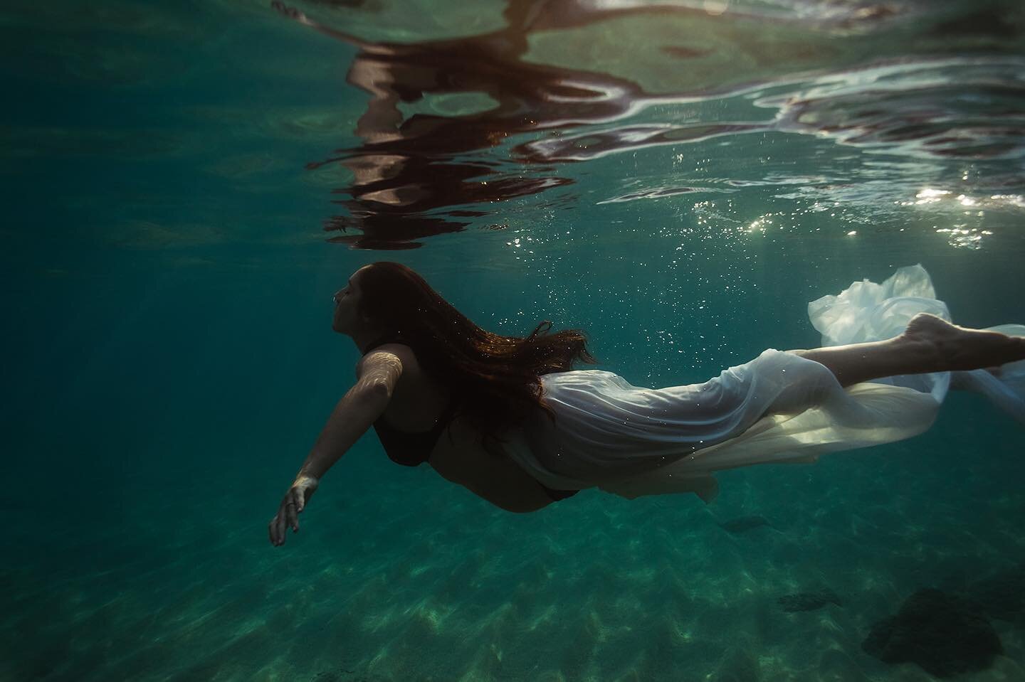 Now offering hybrid sessions, best of both worlds above and below the sea. 
.
.
.
.
#maternity #grossesse #ajaccio #corse #corsephotographe #corsica #corsicaphotographer #underwater #lookslikefilm