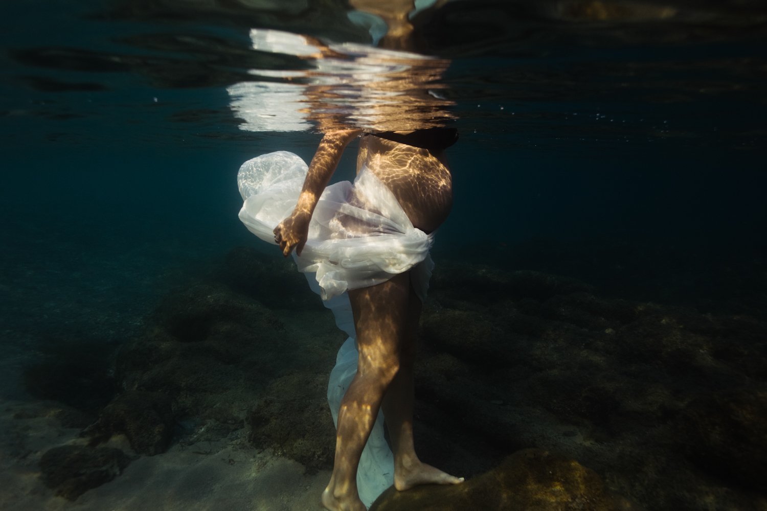 maternity grossesse photo photography sea la mer lifestyle underwater sous leau marine sea corse corsica ajaccio photographer Krista Espino-16.jpg