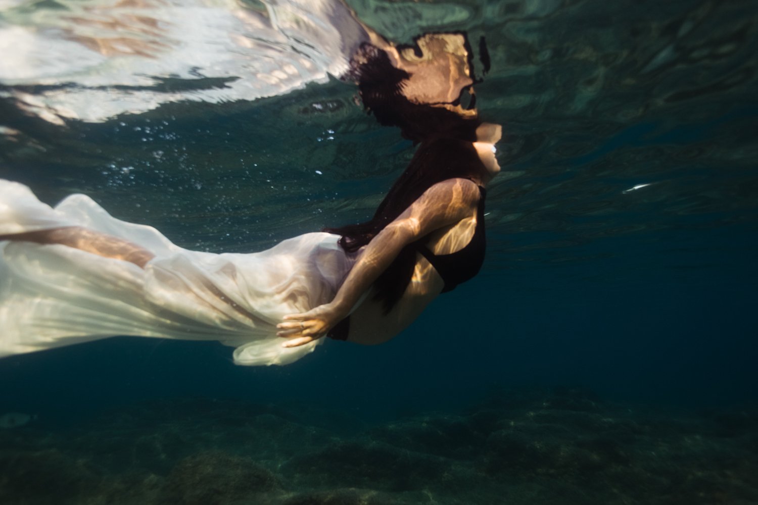maternity grossesse photo photography sea la mer lifestyle underwater sous leau marine sea corse corsica ajaccio photographer Krista Espino-17.jpg
