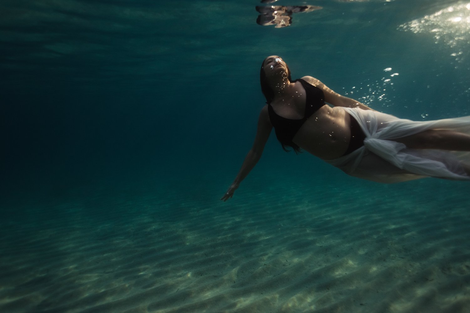 maternity grossesse photo photography sea la mer lifestyle underwater sous leau marine sea corse corsica ajaccio photographer Krista Espino-38.jpg