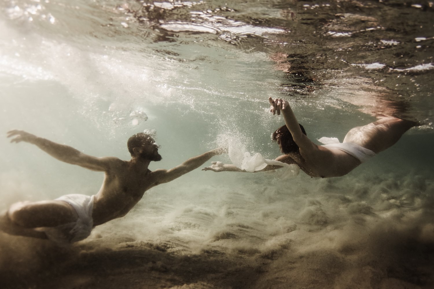 underwater love couple session Krista Espino Anza Creative love amour sous l'eau corse corsica.jpg