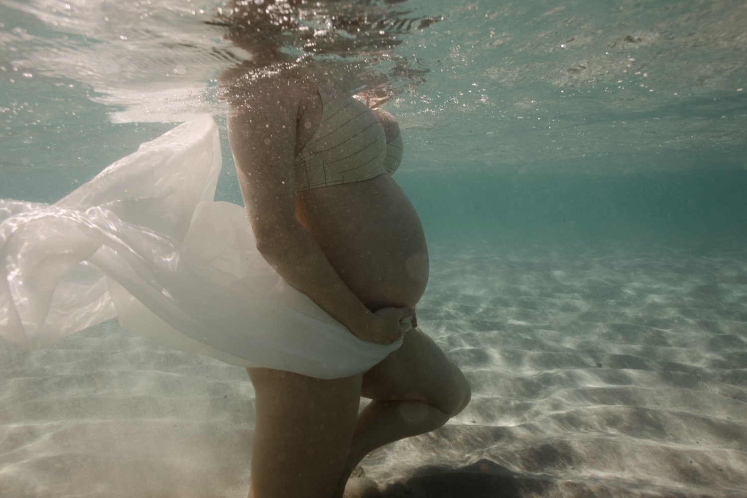 pregnancy maternity photographer grossesse photographe famille family corse corsica france underwater sous l'eau marine sea la mer plage Krista Espino Anza Creative_-14.jpg