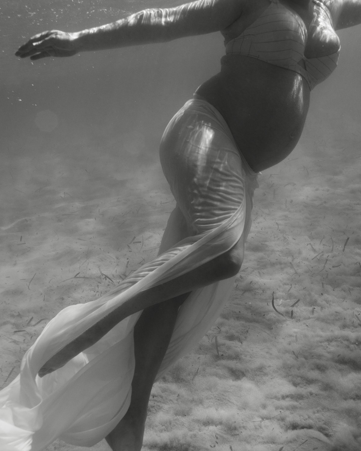 pregnancy maternity photographer grossesse photographe famille family corse corsica france underwater sous l'eau marine sea la mer plage Krista Espino Anza Creative_-26.jpg