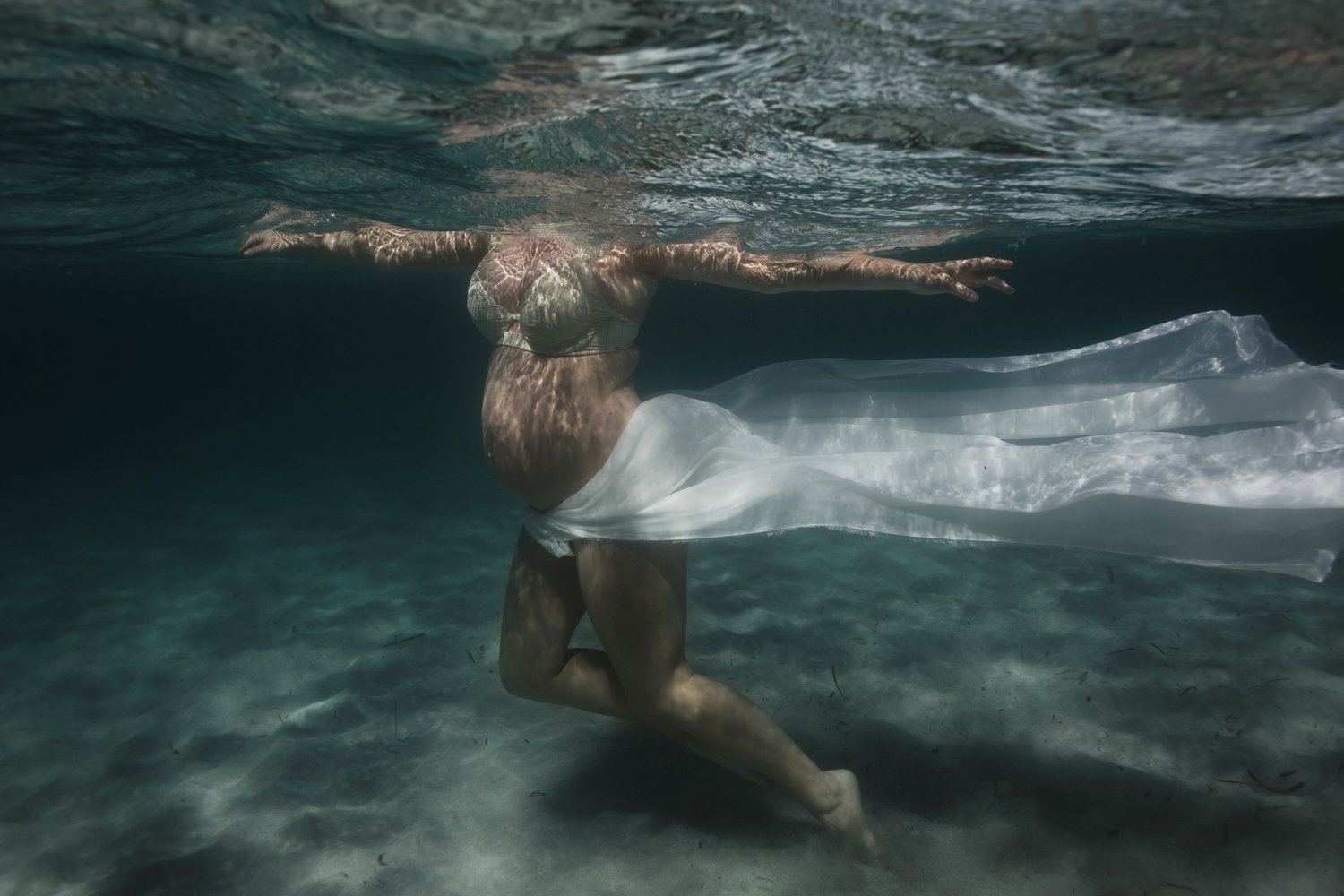 pregnancy maternity photographer grossesse photographe famille family corse corsica france underwater sous l'eau marine sea la mer plage Krista Espino Anza Creative_-27.jpg