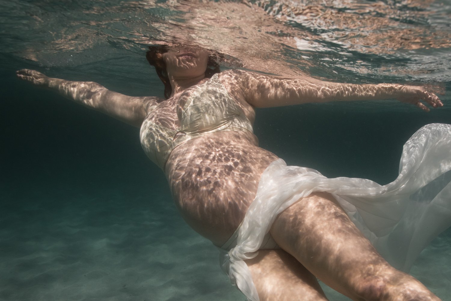 pregnancy maternity photographer grossesse photographe famille family corse corsica france underwater sous l'eau marine sea la mer plage Krista Espino Anza Creative_-28.jpg