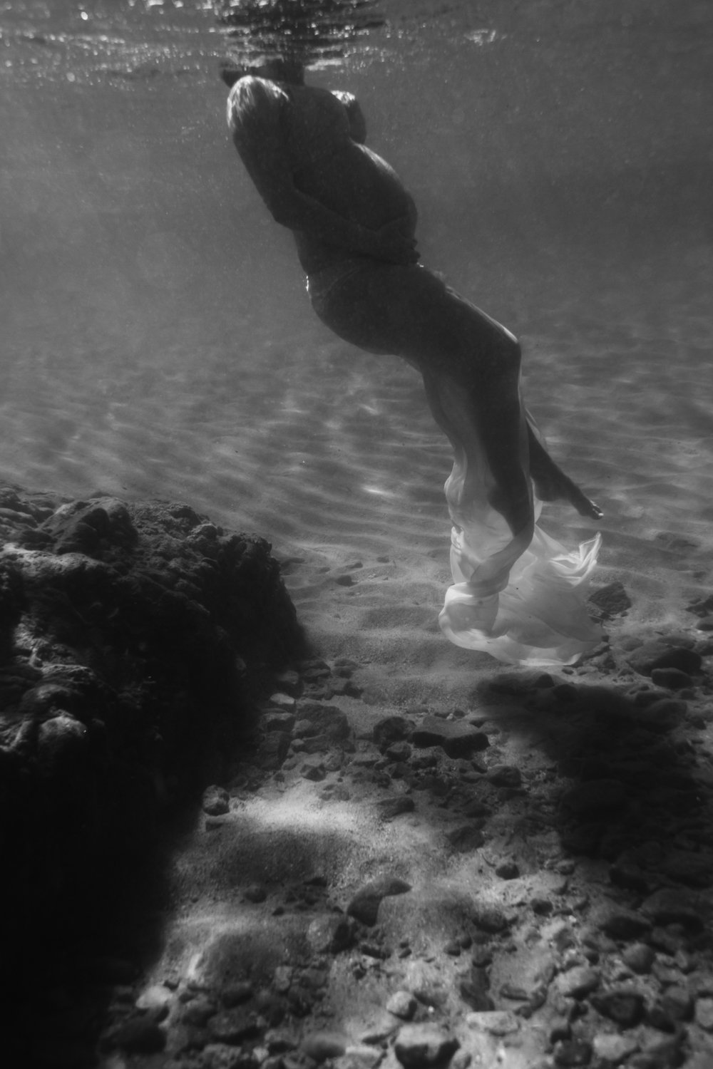 pregnancy maternity photographer grossesse photographe famille family corse corsica france underwater sous l'eau marine sea la mer plage Krista Espino Anza Creative_-34.jpg