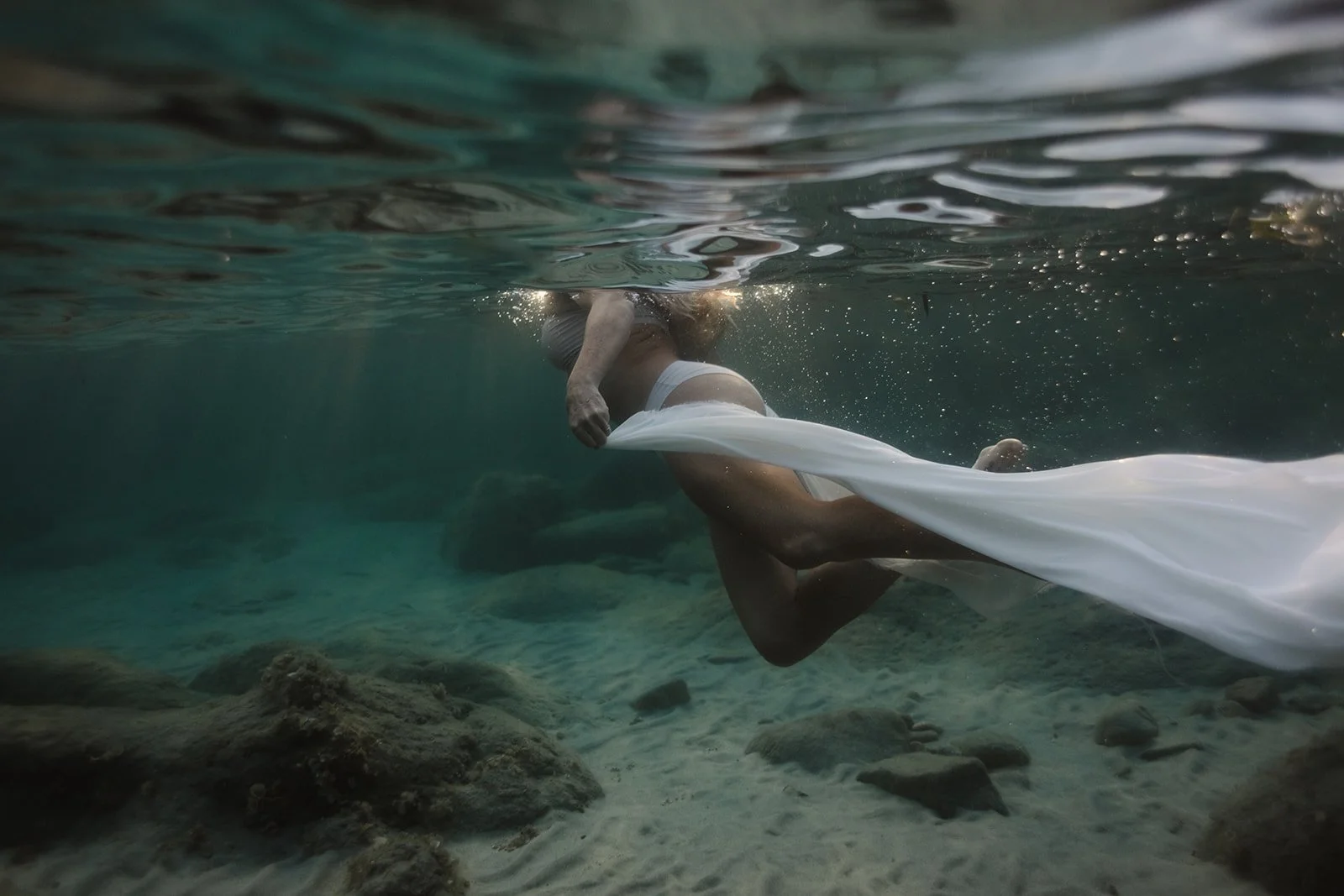 ajaccio photographe sous leau marin marine la mer Krista Espino Anza Creative underwater femme lifestyle seance photo séance corse Corsica France commercial underwater photogaphy photographie ethereal business photographe5C2A1726-3.jpg
