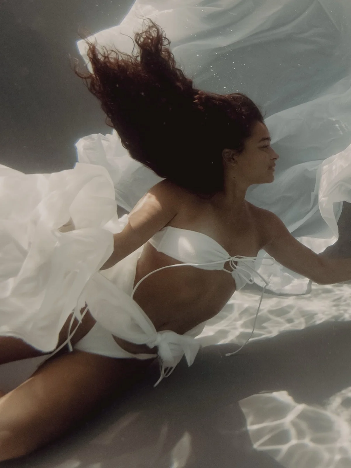 Serenity in prisms with the ever graceful @leeloo_lfr 
.
.
.
#etherealphotography #underwaterphotographer #tranquilityfound #poolsession #lightreflections