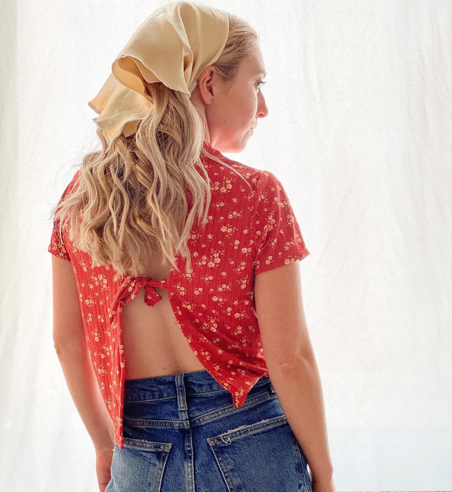 Bandana season 
. 
.
.
#elysemicheledesigns #levis #chicagofashion #chicago #windycity #casualstyle #styleinspo #under5k #streetstyle #streetwear #denim #bandana #summer #summmervibes 
.
. 
.
. 
.
Top: @elysemicheledesigns  Bandana: @elysemicheledesi