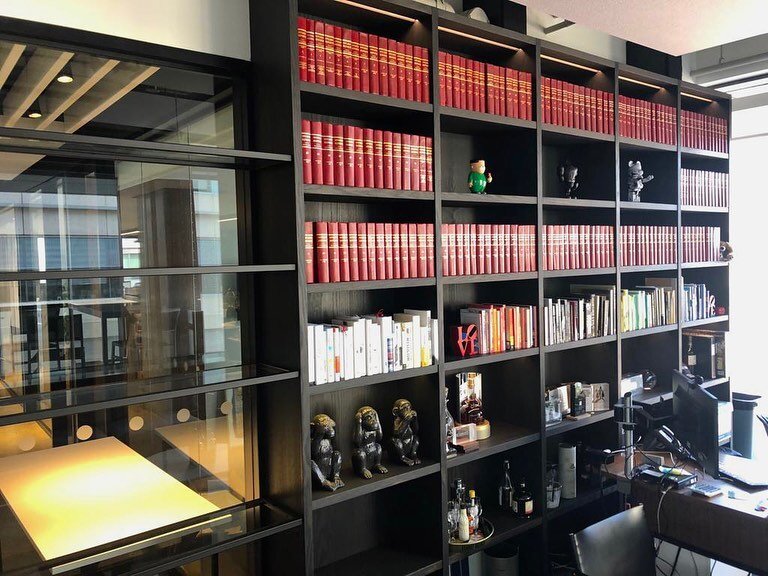 Still kicking here 🦵 Work just keeping us busy.

This white oak + glass shelving was installed in a Toronto office earlier this year.

Book organization ☑️

#custommillwork #customfurniture #woodworking #woodshop #toronto