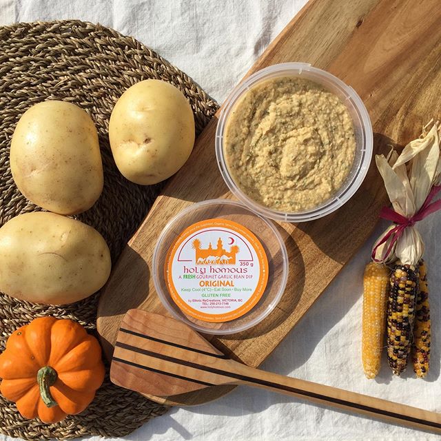 HAPPY THANKSGIVING 🦃🍂
You know what that means: it&rsquo;s time for #HHGarlicMashedPotatoes 🥔 
Mix 1 350g container of regular #holyhomous for every 6 potatoes! 😋😋😋
・
・
・
・
・
・
・
・
・
・
#holyhomous #hummus #homous #healthy #healthyrecipes #vegan