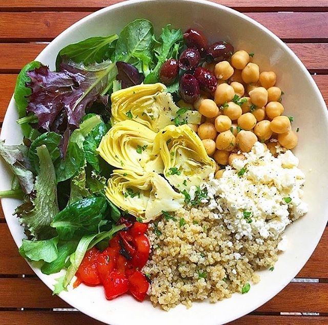 This salad is the perfect combination of YUM: organic mixed greens, quinoa, chickpeas, artichoke hearts, kalamata olives, roasted red peppers, crumbled feta all mixed up with virgin olive oil, fresh lemon and sea salt 🌿 @zestmylemon 👏 .
.
.
.
.
.
.