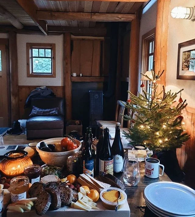 Cozy weekend retreat essentials 🍂
.
.
.
.
.
#hummus #holyhomous #plantbased #vegan #vegetarian #whatvegabseat #vegansofinstagram #veganfoodshare #wellness #healthy #foodie #dairyfree #glutenfree #whole30 #cleaneats #snacktime #snack #gohealthy #adve