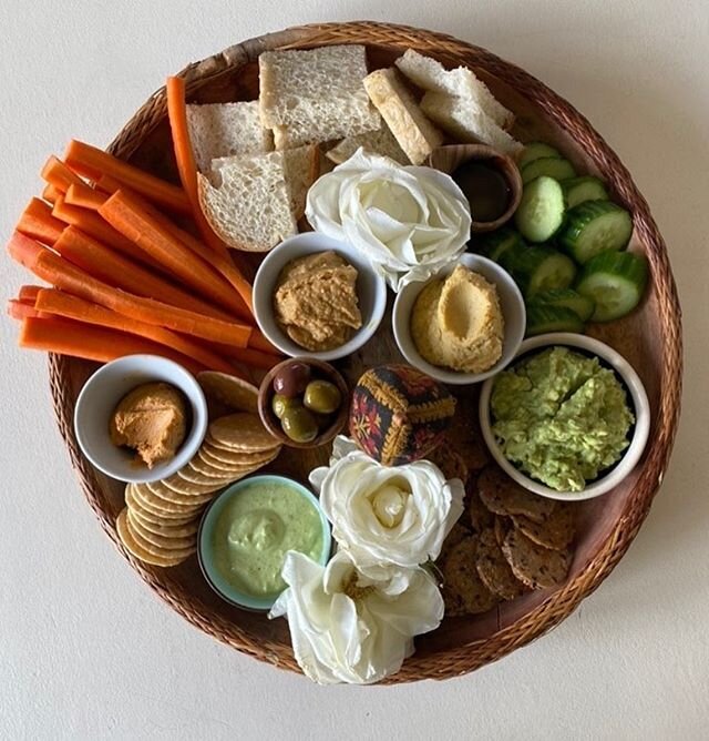 Share Plate Kind of Lunch 🥗 Thank you @kate.and.campbell ✨ + @rootcellar + @spreadem_kitchen + @bondbondbakery
.
.
.
.
.
.
.
#hummus #holyhomous #plantbased #vegan #vegetarian #whatvegabseat #vegansofinstagram #veganfoodshare #whole30 #cleaneats #sn