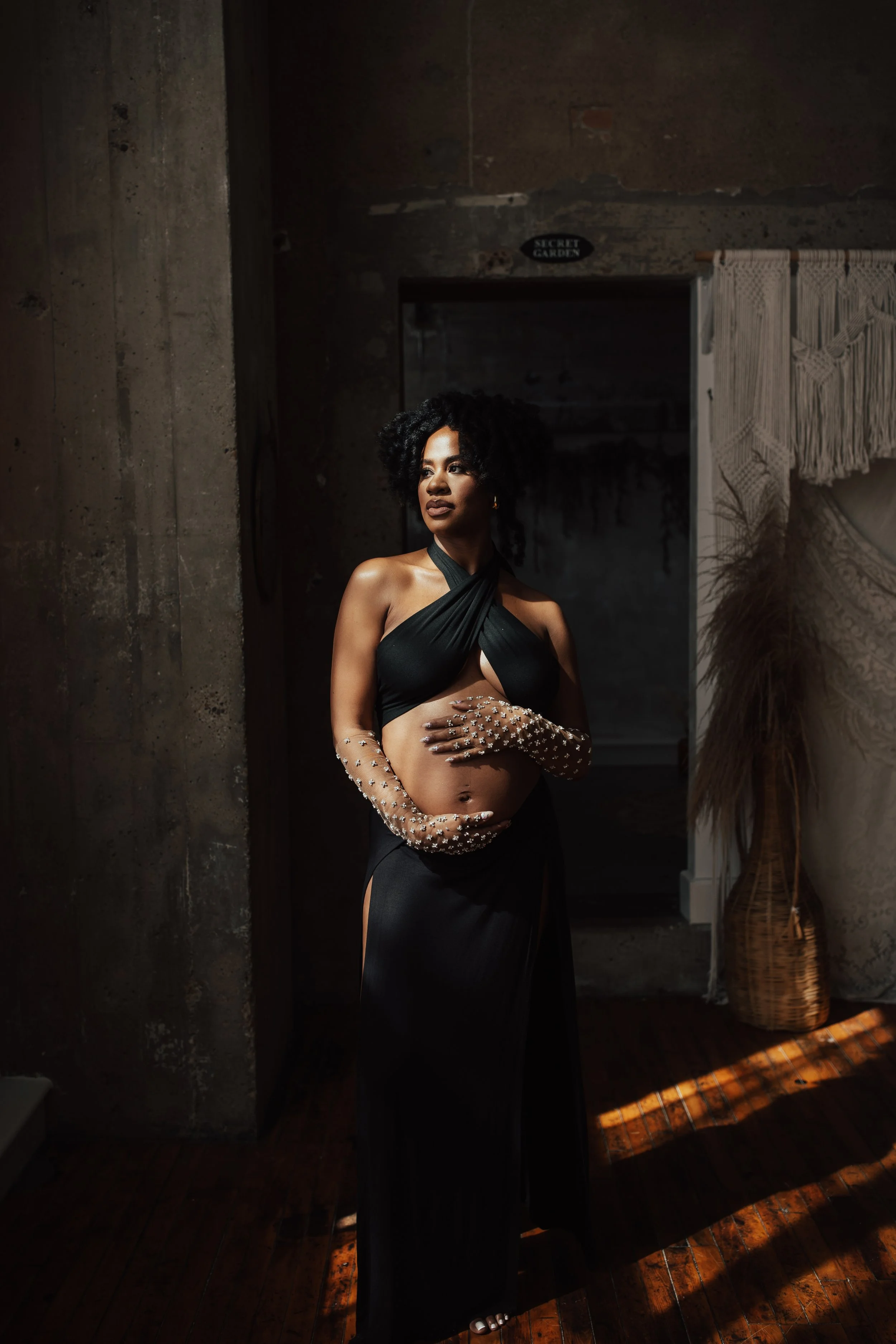 Dallas Fort Worth Maternity photoshoot Carmen Bridgewater photography pearl gloves