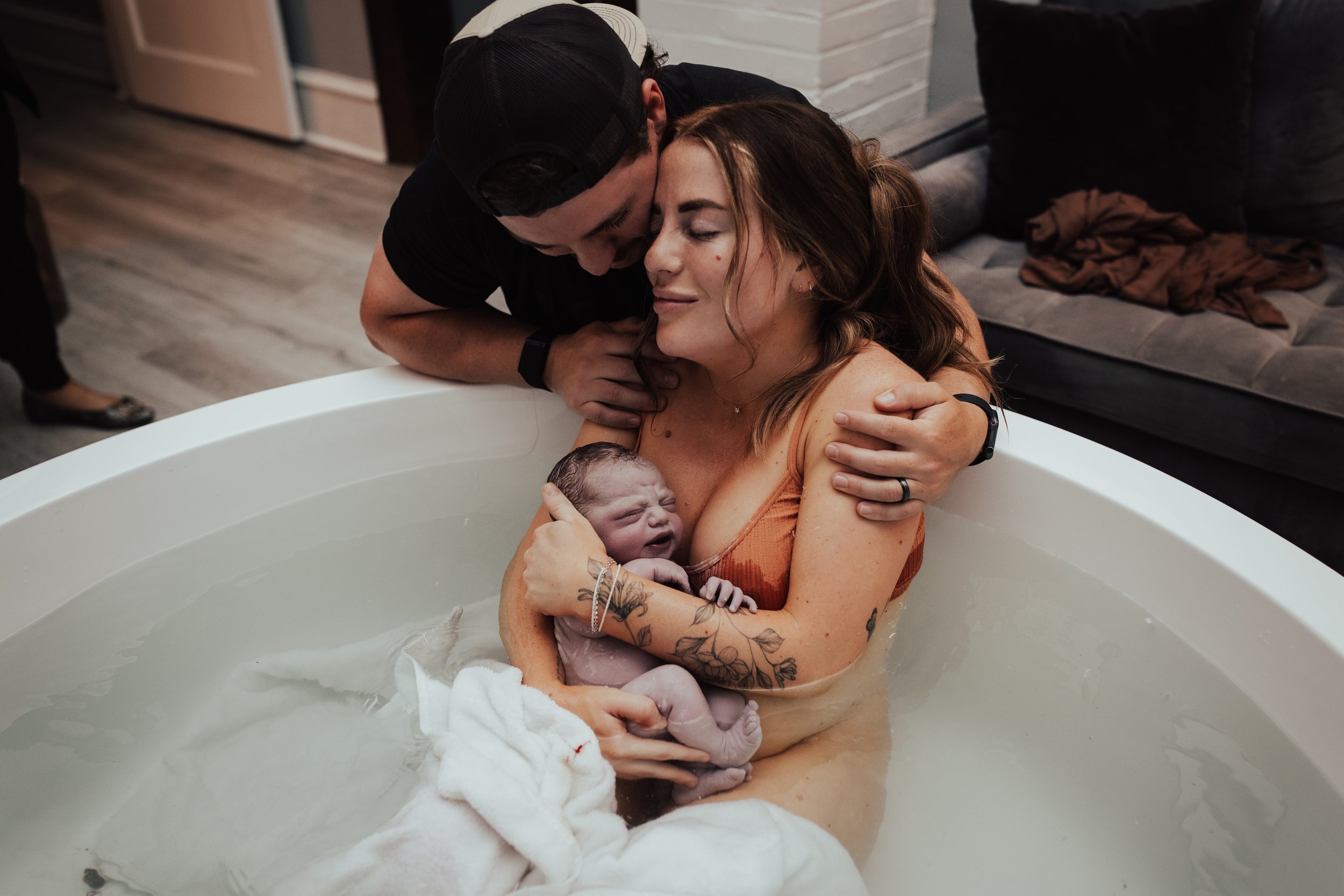 A woman is giving birth in a bath tub, Dallas Fort Worth Maternity photoshoot Carmen Bridgewater photography