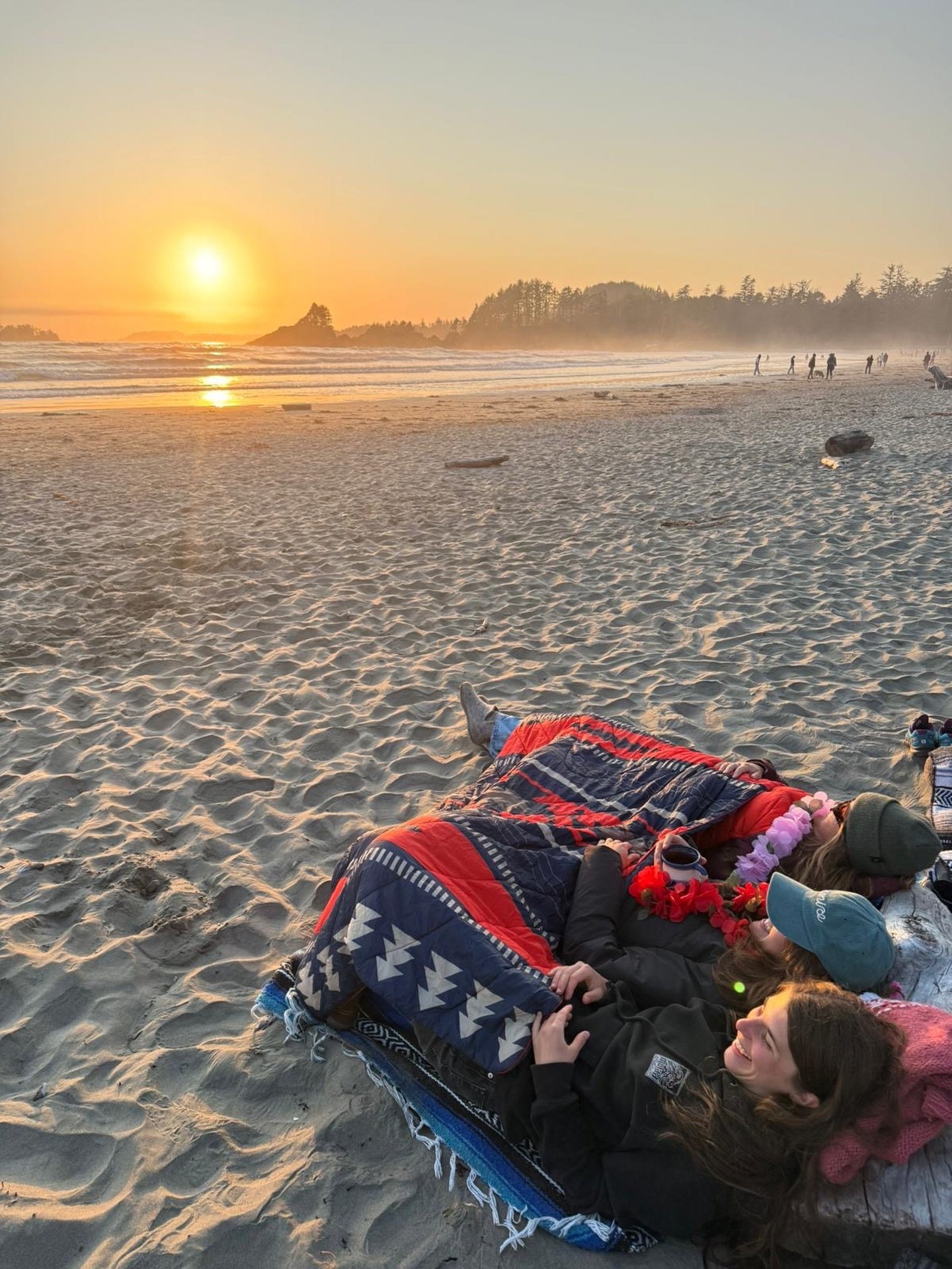 More beach sunsets with pals in 2026 ✅

#bitchesnbarrels #surfretreatforwomen #yourtofino