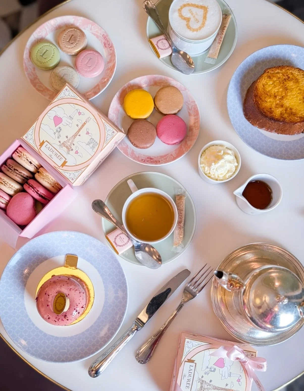 Concours 💖

La Saint-Valentin entre amies, vous connaissez ? 

Val&eacute;rie et moi avons c&eacute;l&eacute;br&eacute; la Galentine&rsquo;s day cette semaine chez Ladur&eacute;e &agrave; Gen&egrave;ve. Un moment gourmand &agrave; souhait, autour d&